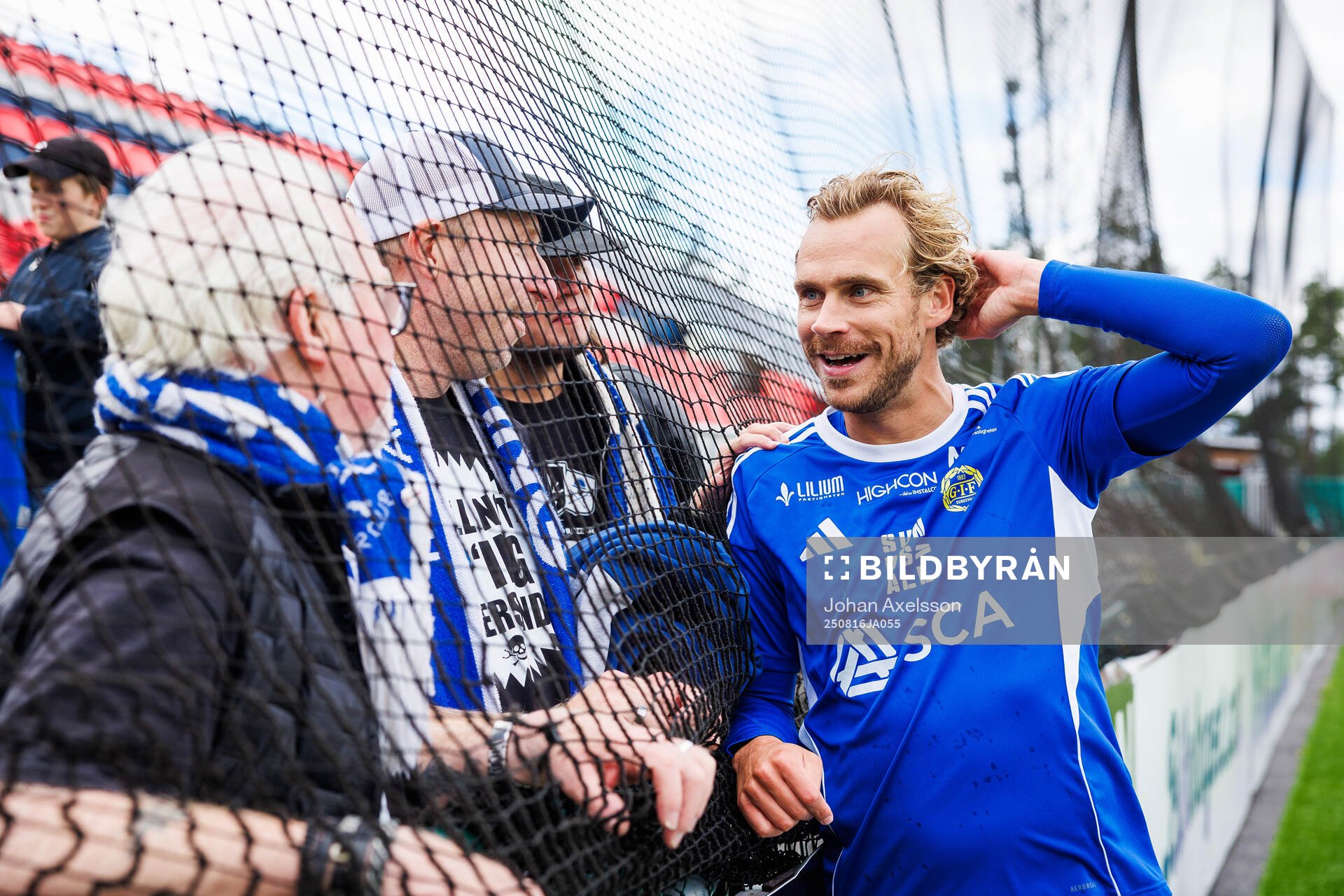 GIF Sundsvalls Pontus Engblom med fans