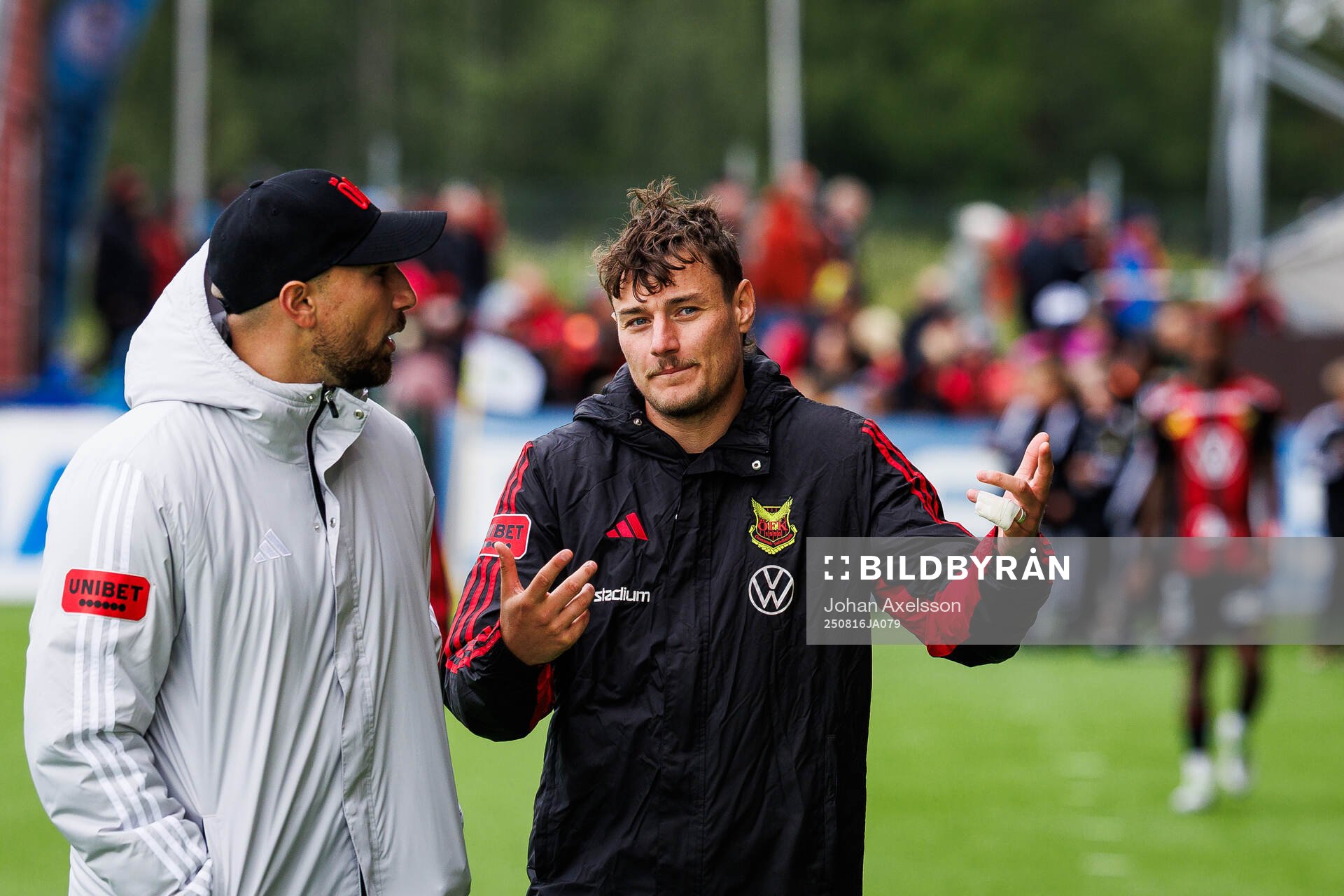 Östersunds huvudtränare Kiarash Livani i samtal med