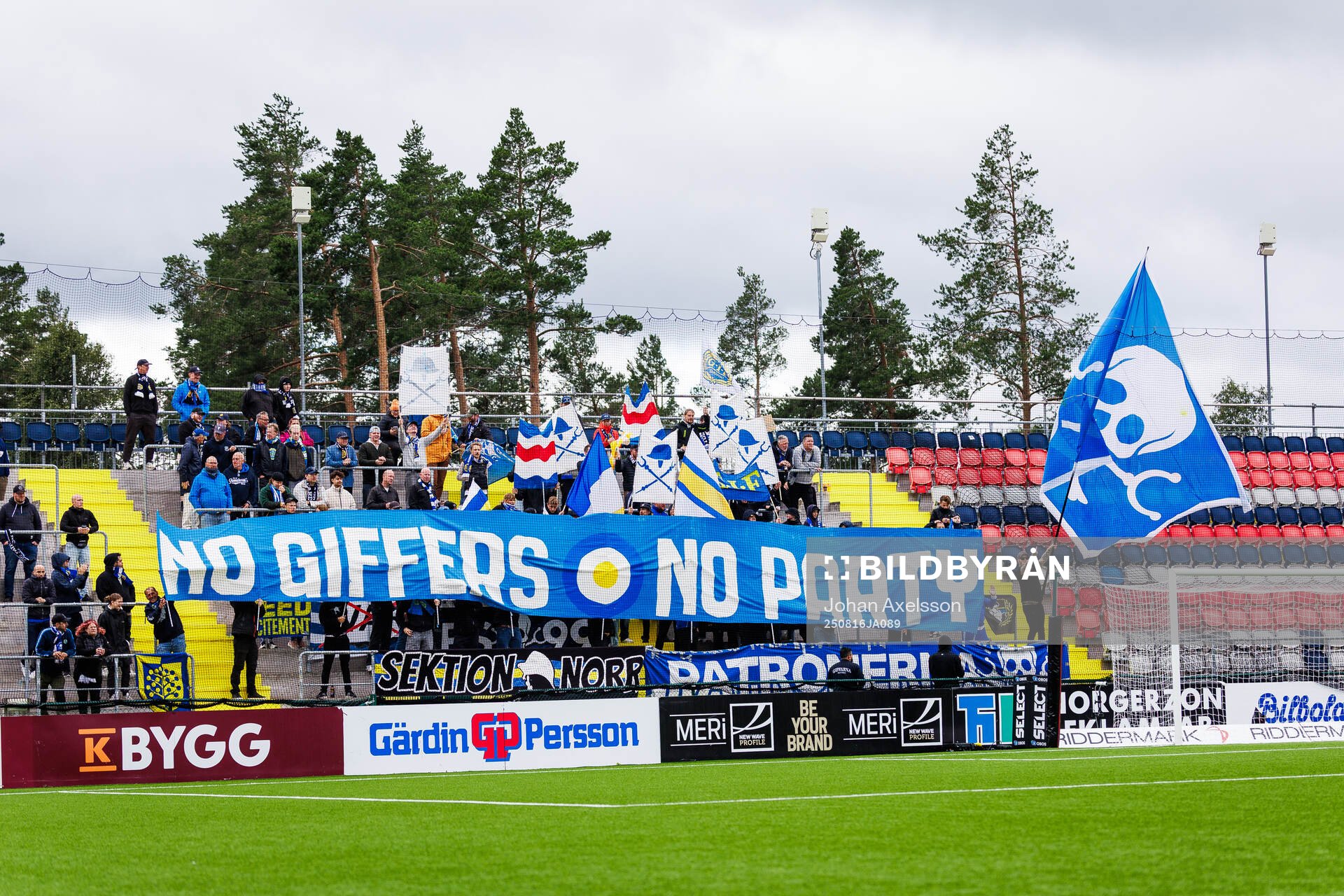 GIF Sundsvalls fans med tifo