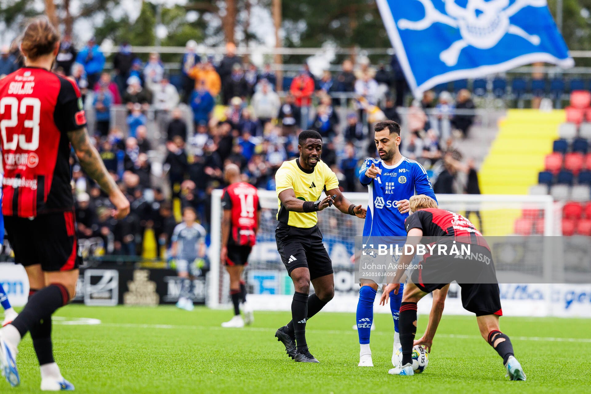 Domare Fredrik Oppong, GIF Sundsvalls Marc Manchon och