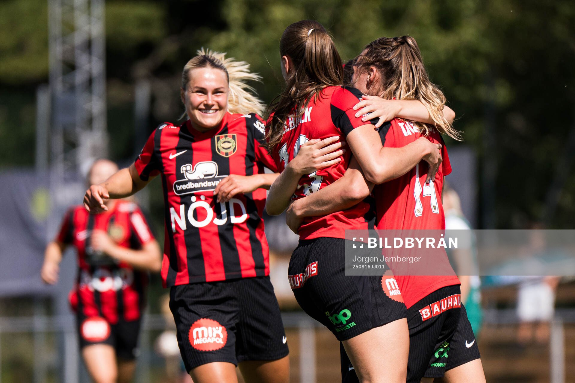 Brommapojkarnas Louise Lillbäck jublar med lagkamrater