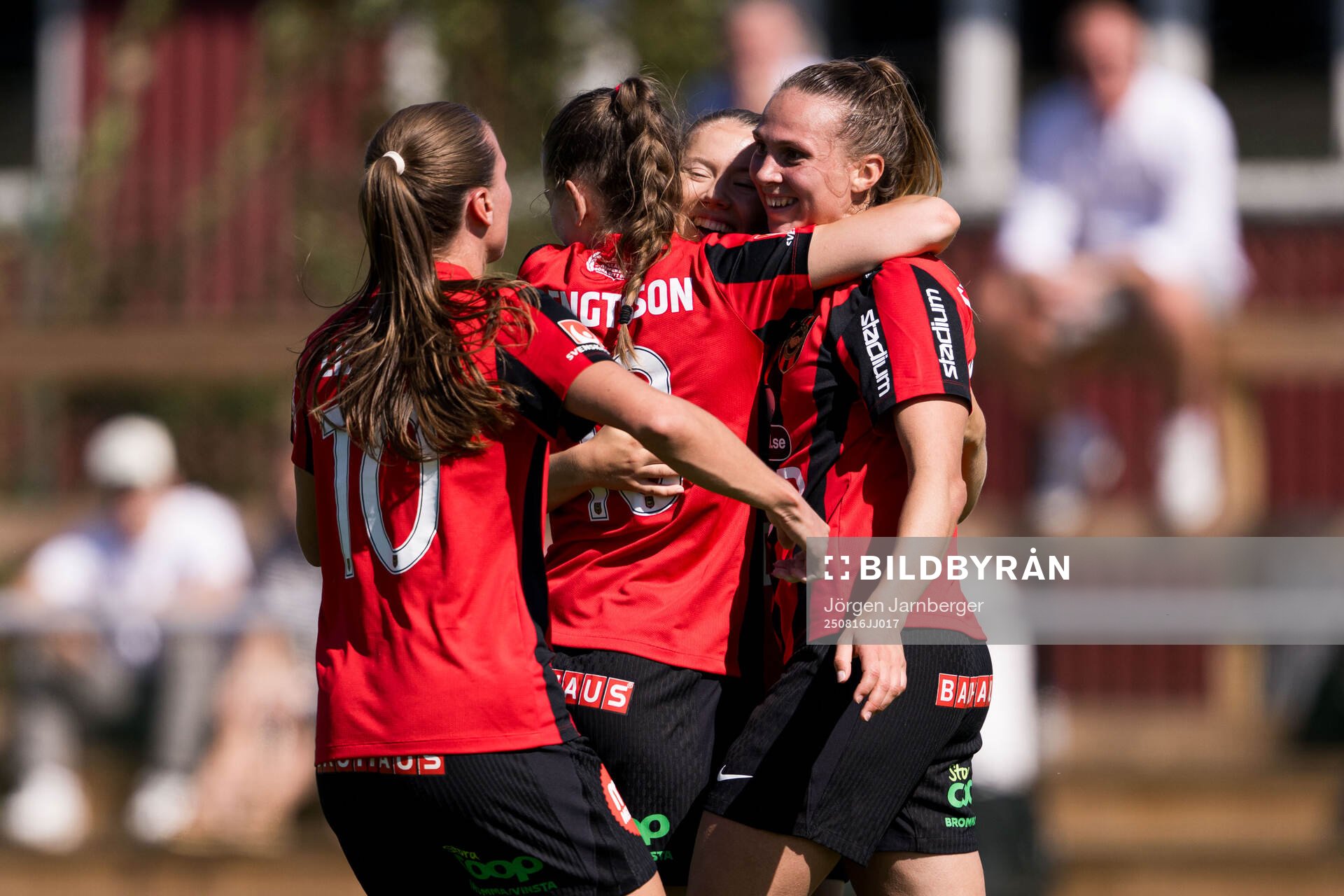 Brommapojkarnas Frida Thörnqvist jublar med lagkamrater
