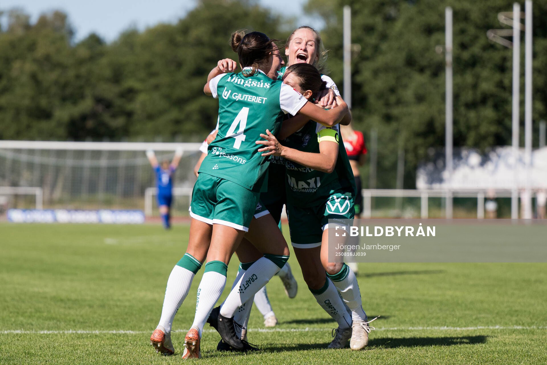 Alingsås Emmy Blomberg jublar med lagkamrater