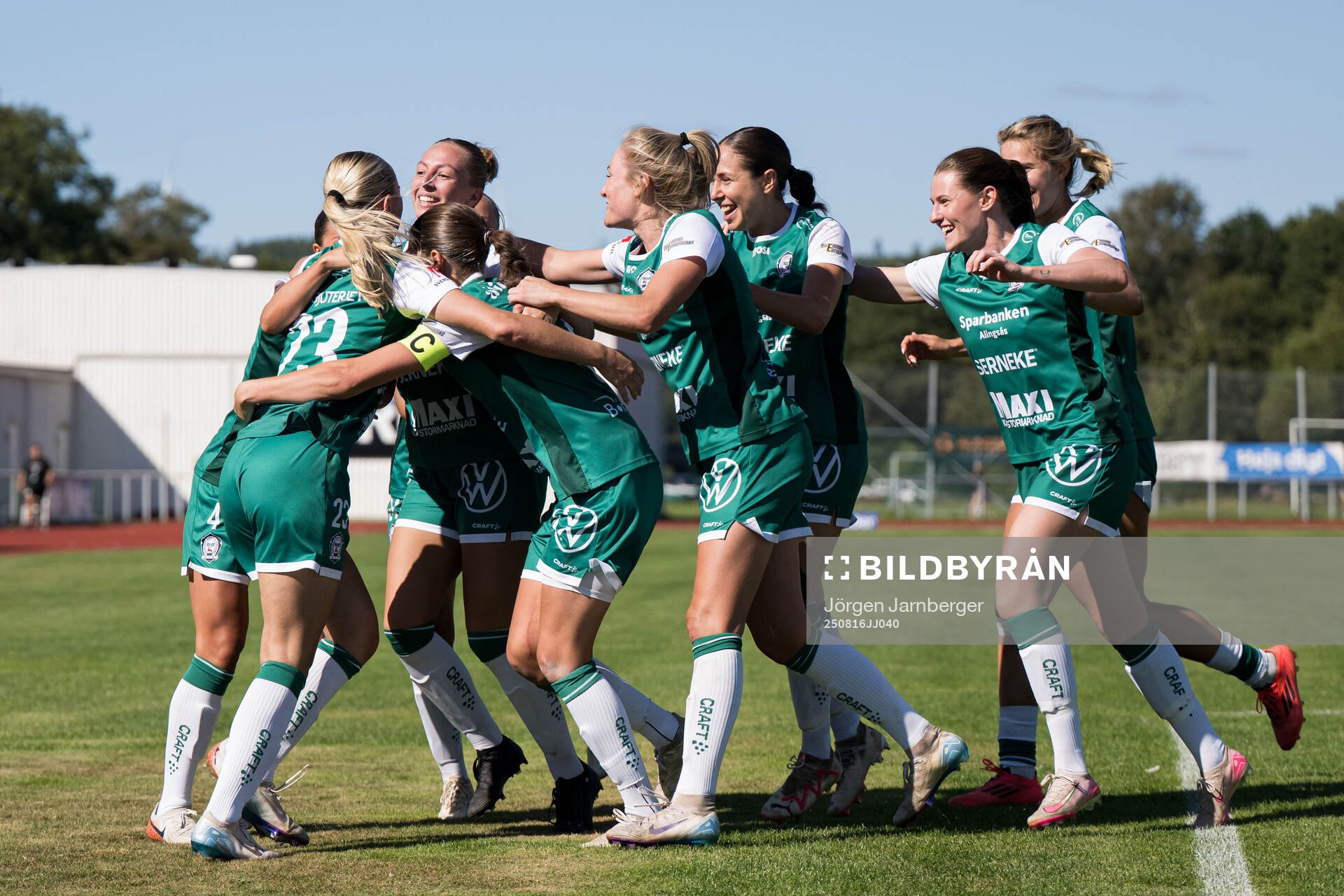 Alingsås Emmy Blomberg jublar med lagkamrater