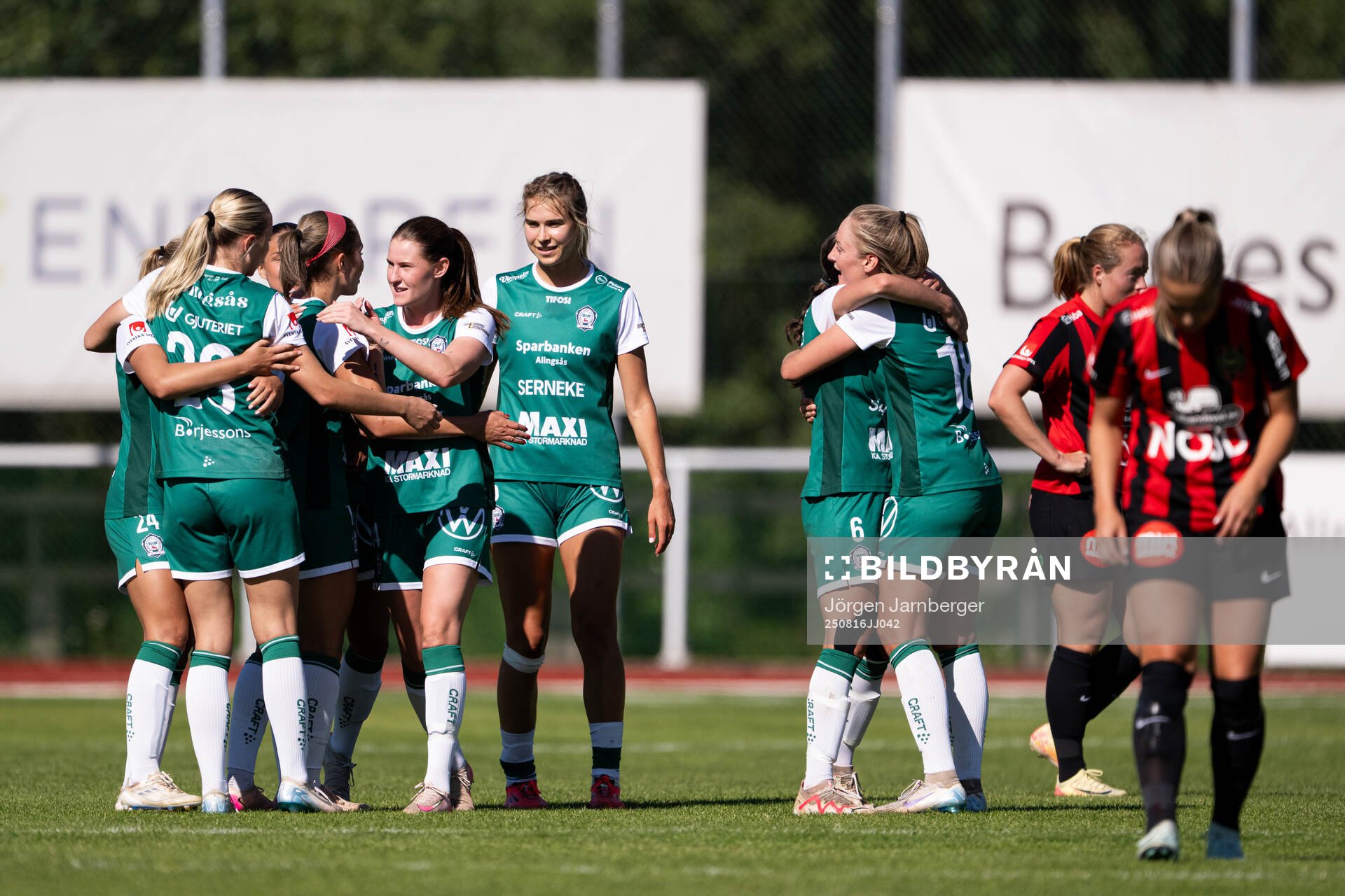 Alingsås spelare jublar