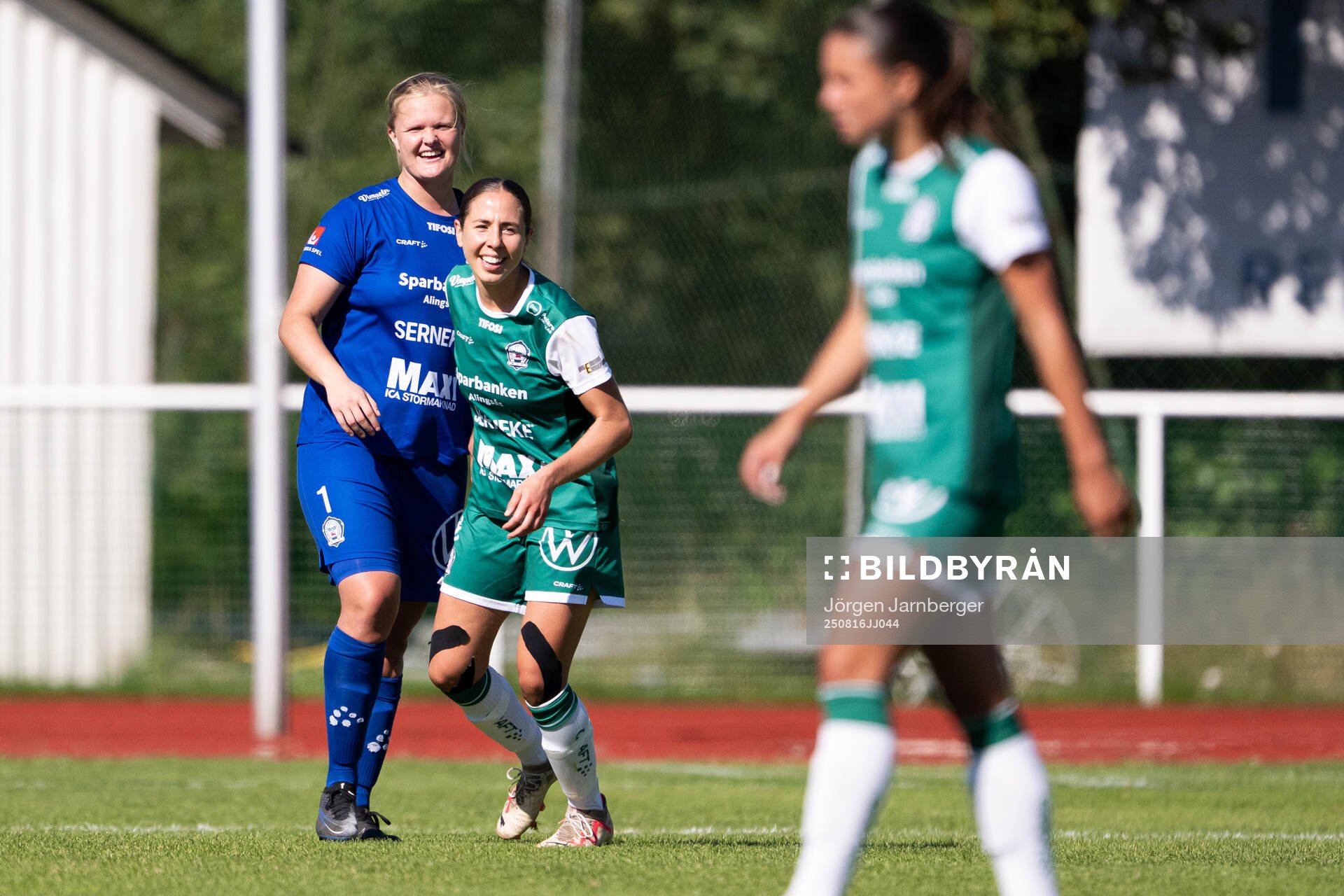Alingsås målvakt Alexandra Blom och Tove Lorén jublar