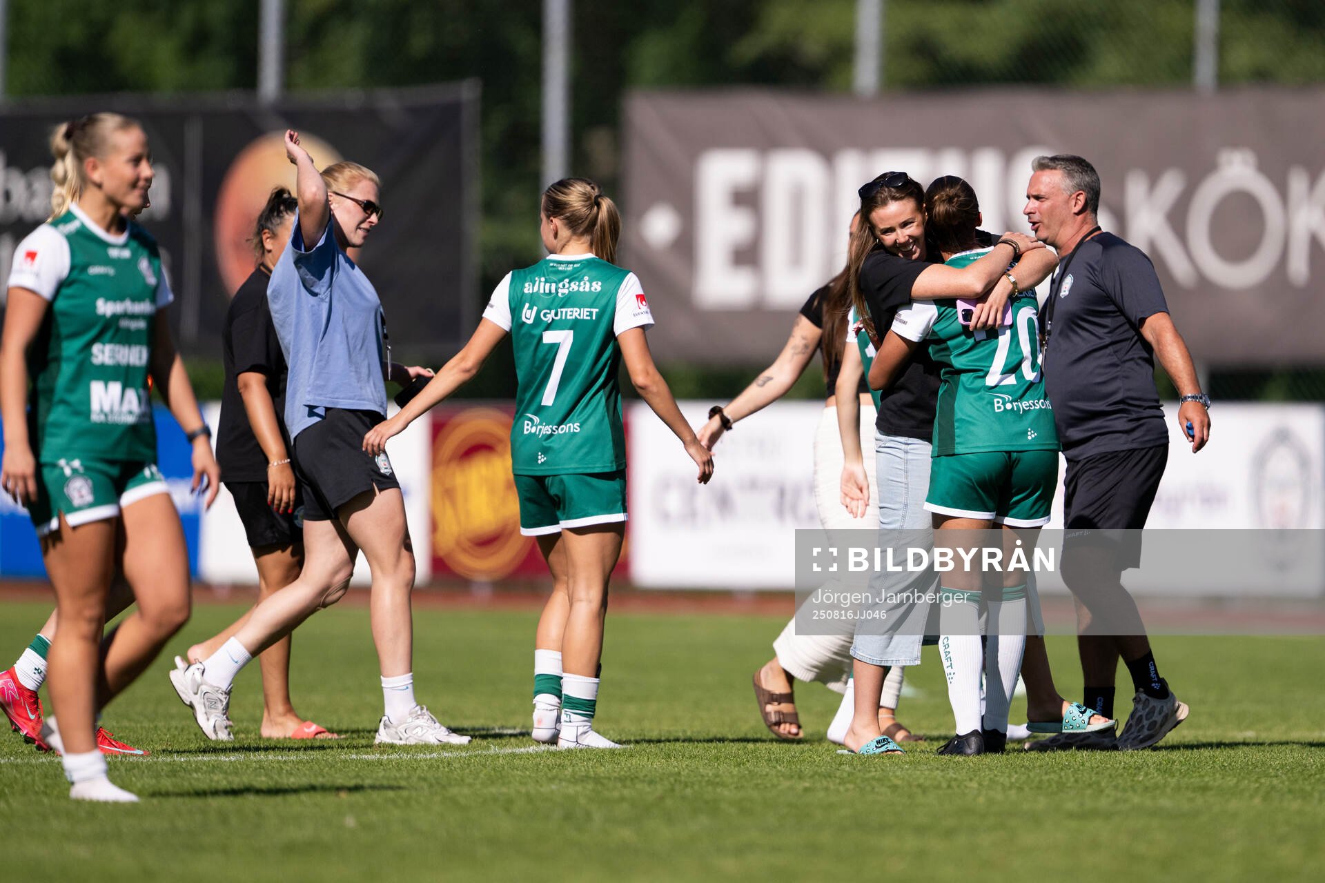 Alingsås spelare och ledare jublar