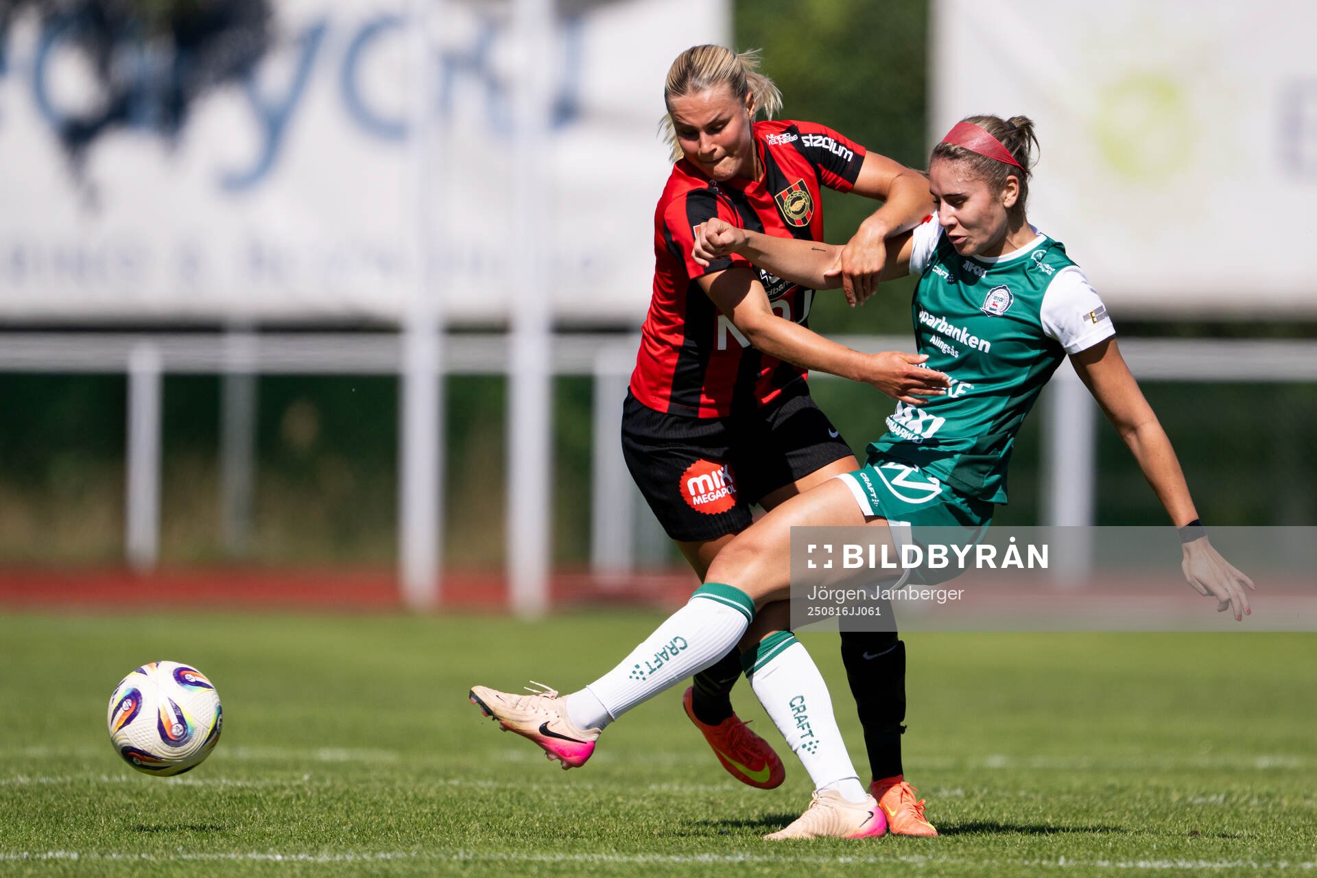 Brommapojkarnas Johanna Svedberg och Alingsås Julia Elvbo