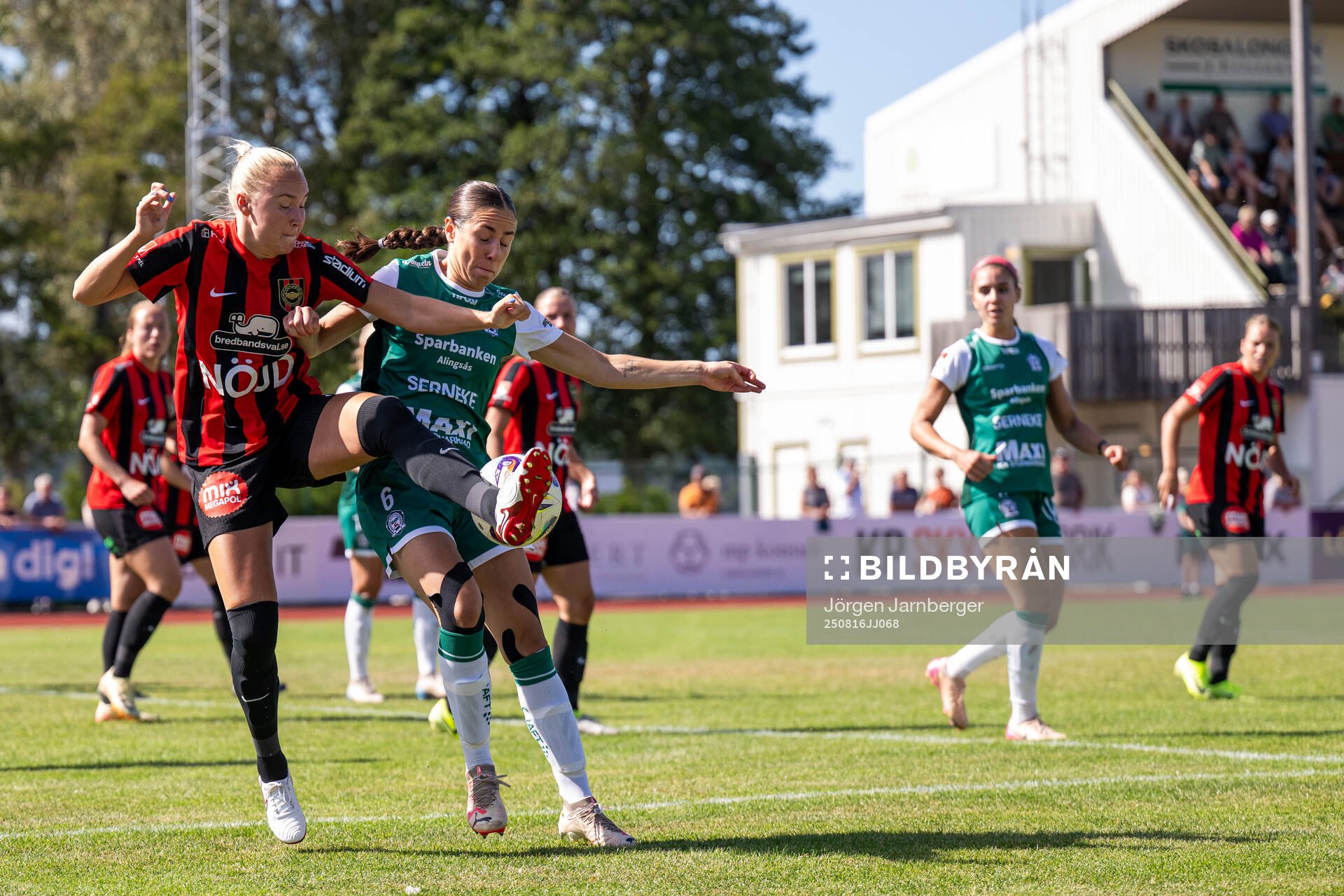 Brommapojkarnas Wilma Wärulf och Alingsås Johanna Barth