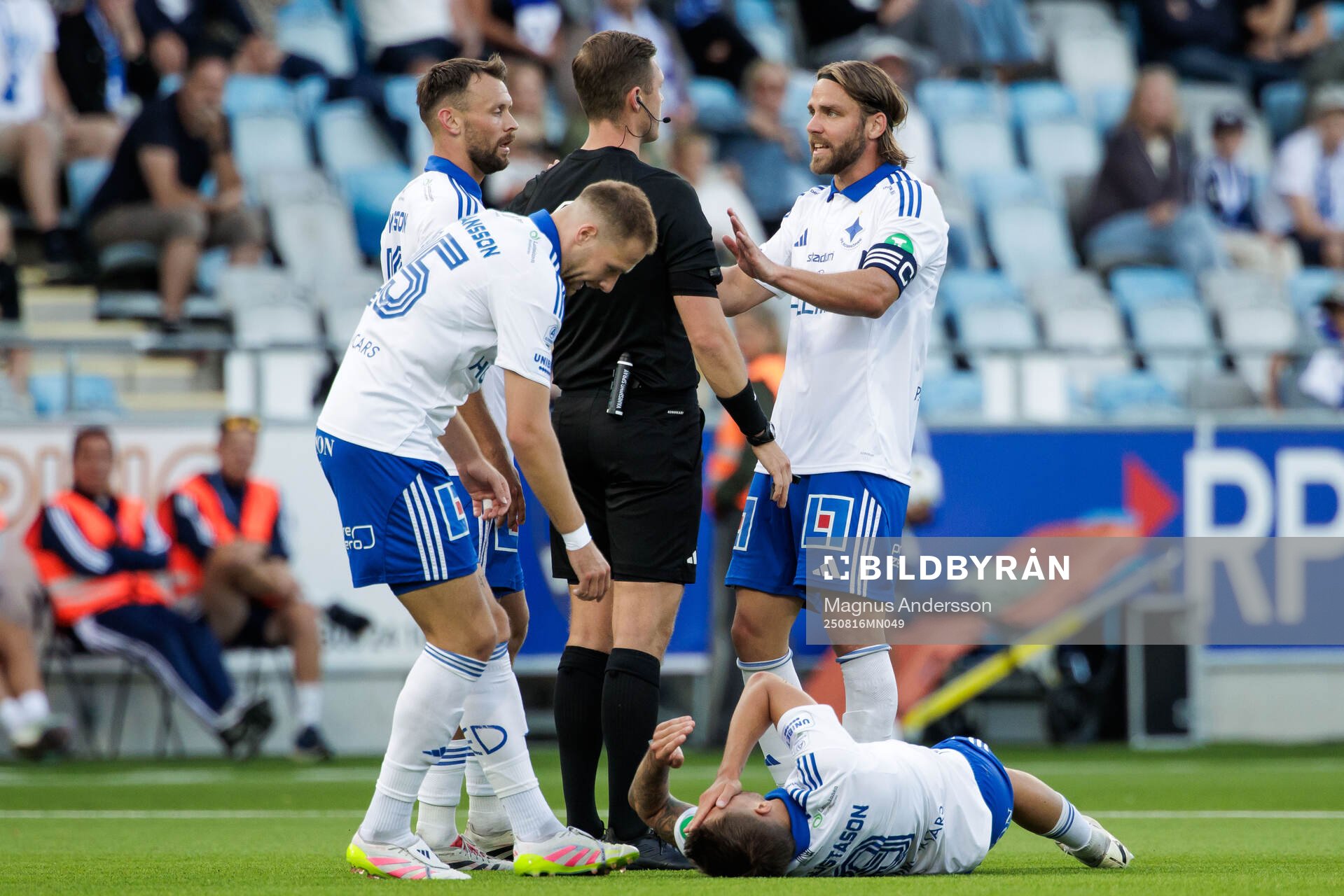 IFK Norrköpings Christoffer Nyman i samtal med domare Erik