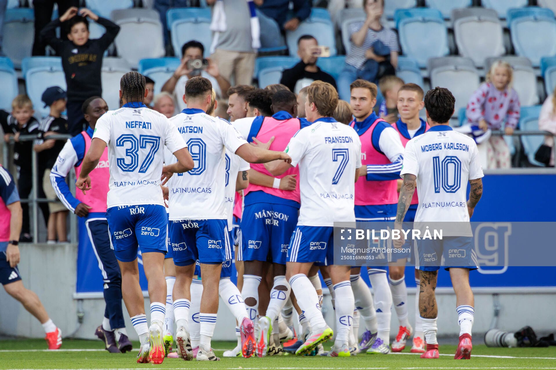 IFK Norrköpings Arnor Traustason jublar med lagkamrater