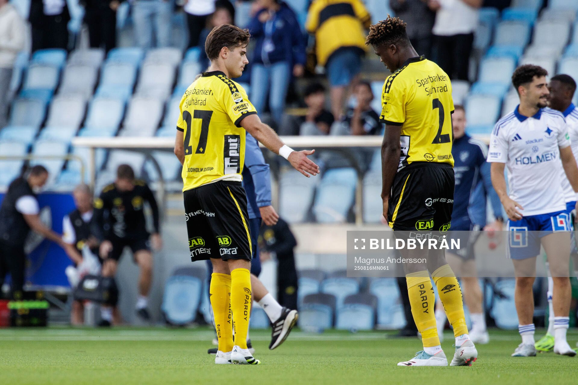 Elfsborgs Besfort Zeneli och Terry Yegbe deppar
