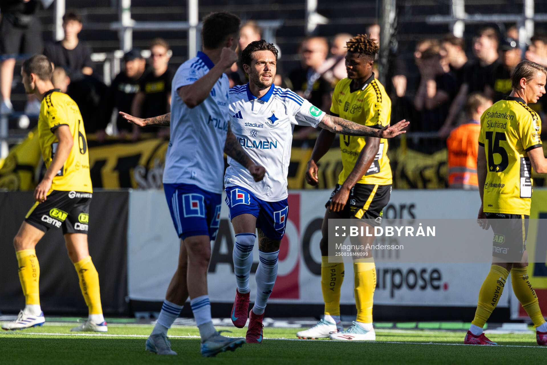 IFK Norrköpings David Moberg Karlsson jublar
