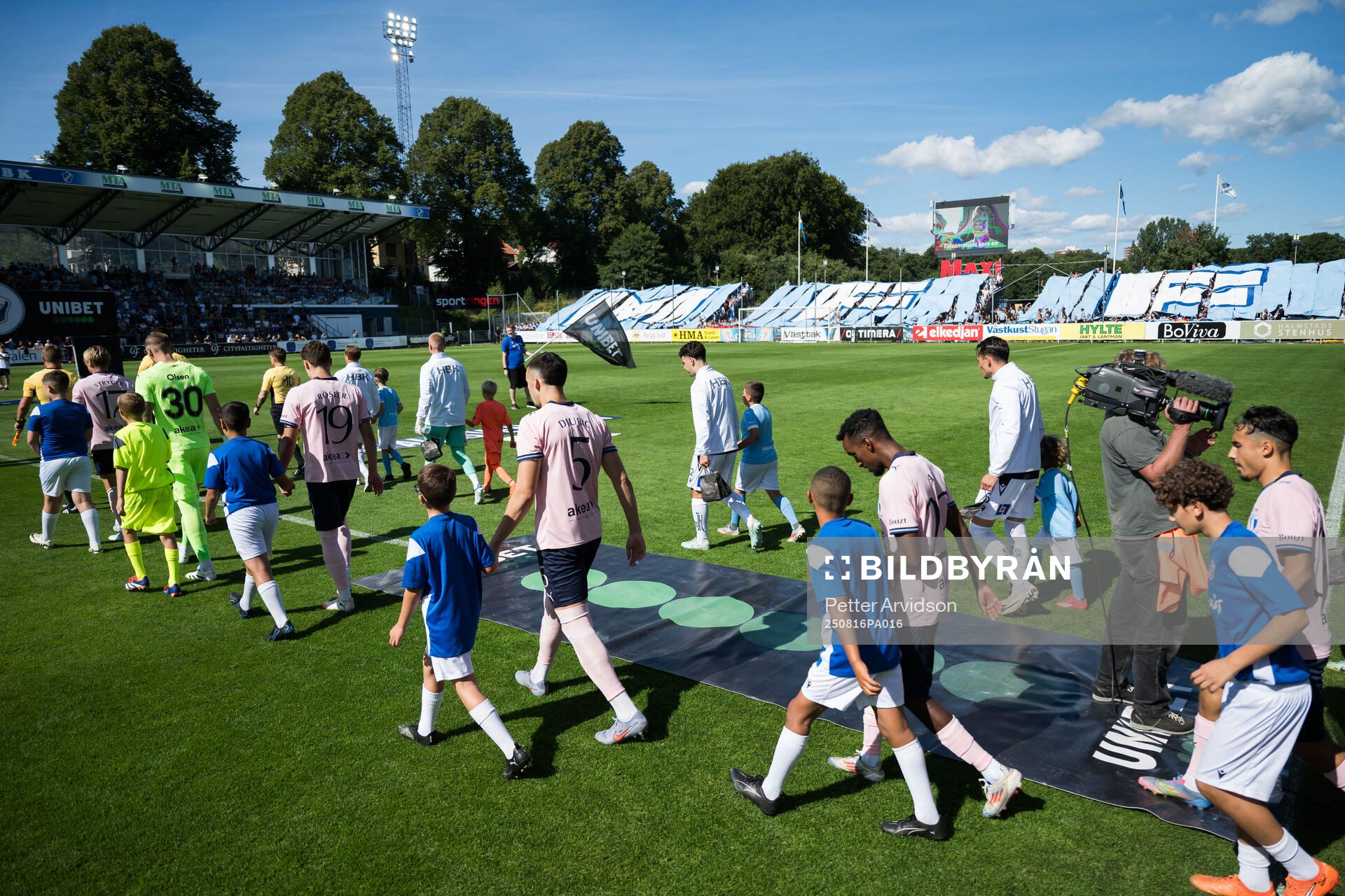 Malmö FFs och Halmstads spelare gör entré