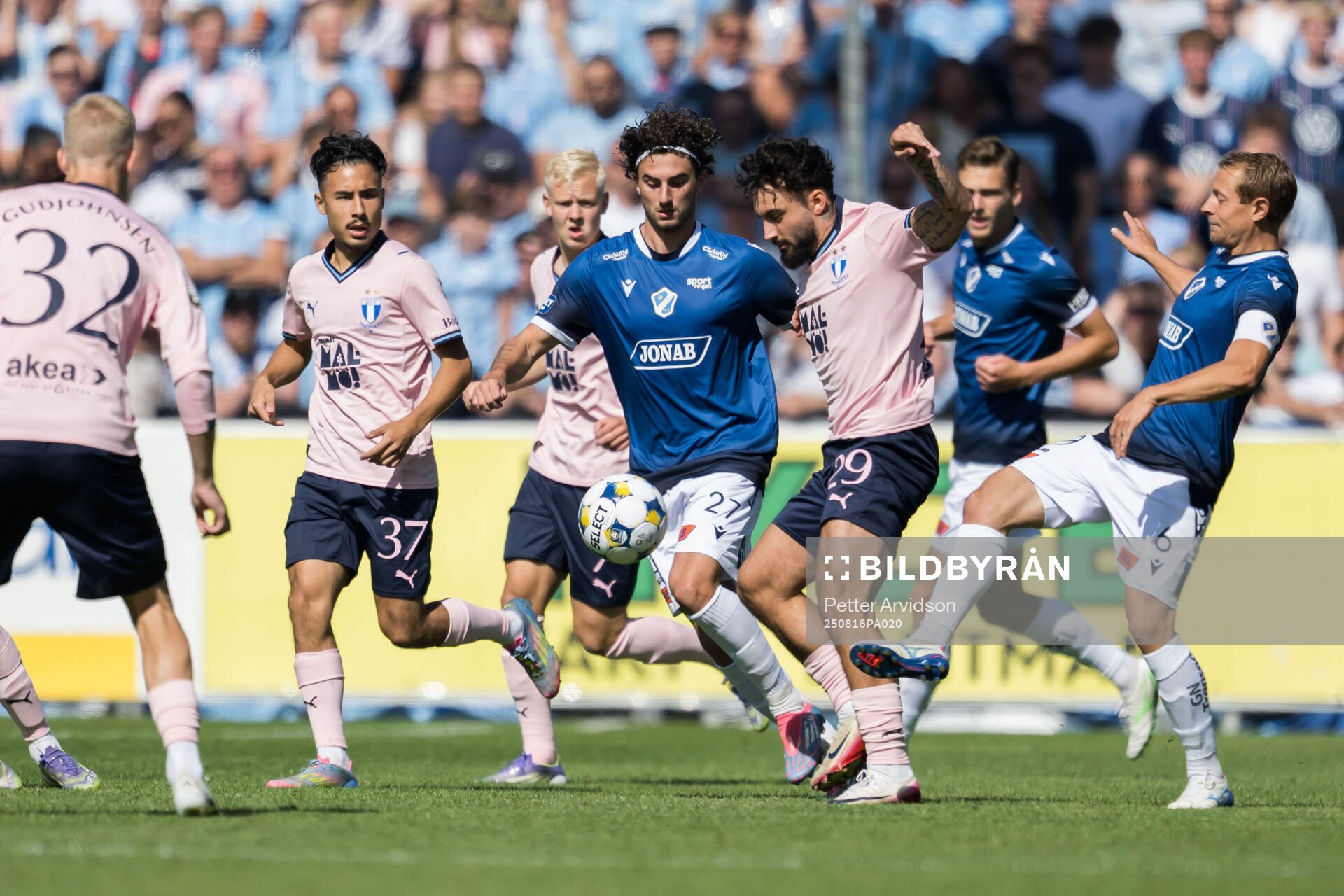 Halmstads Rocco Ascone och Joel Allansson mot Malmö FFs