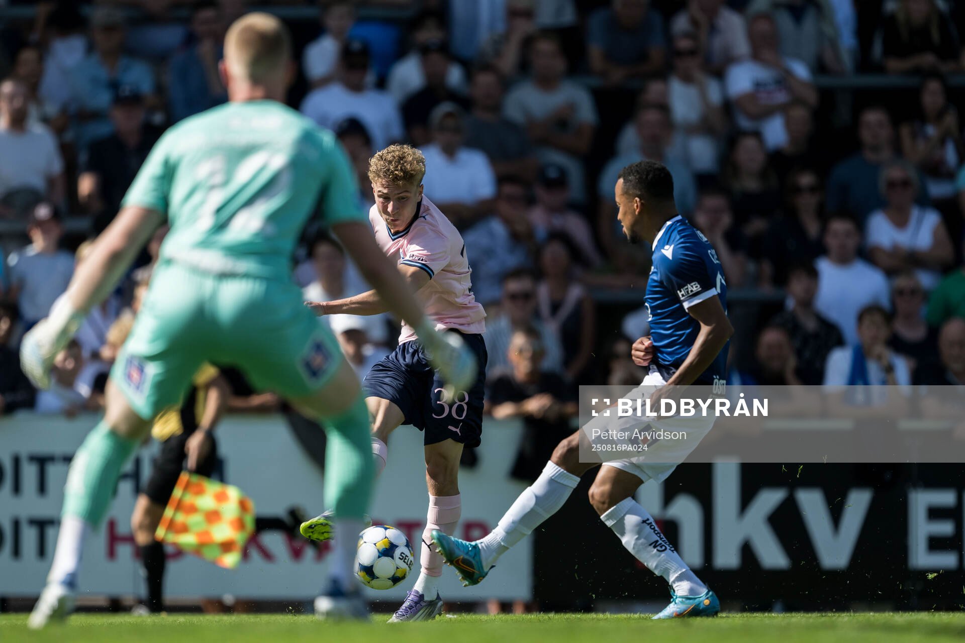Malmö FFs Hugo Bolin och Halmstads Marcus Olsson