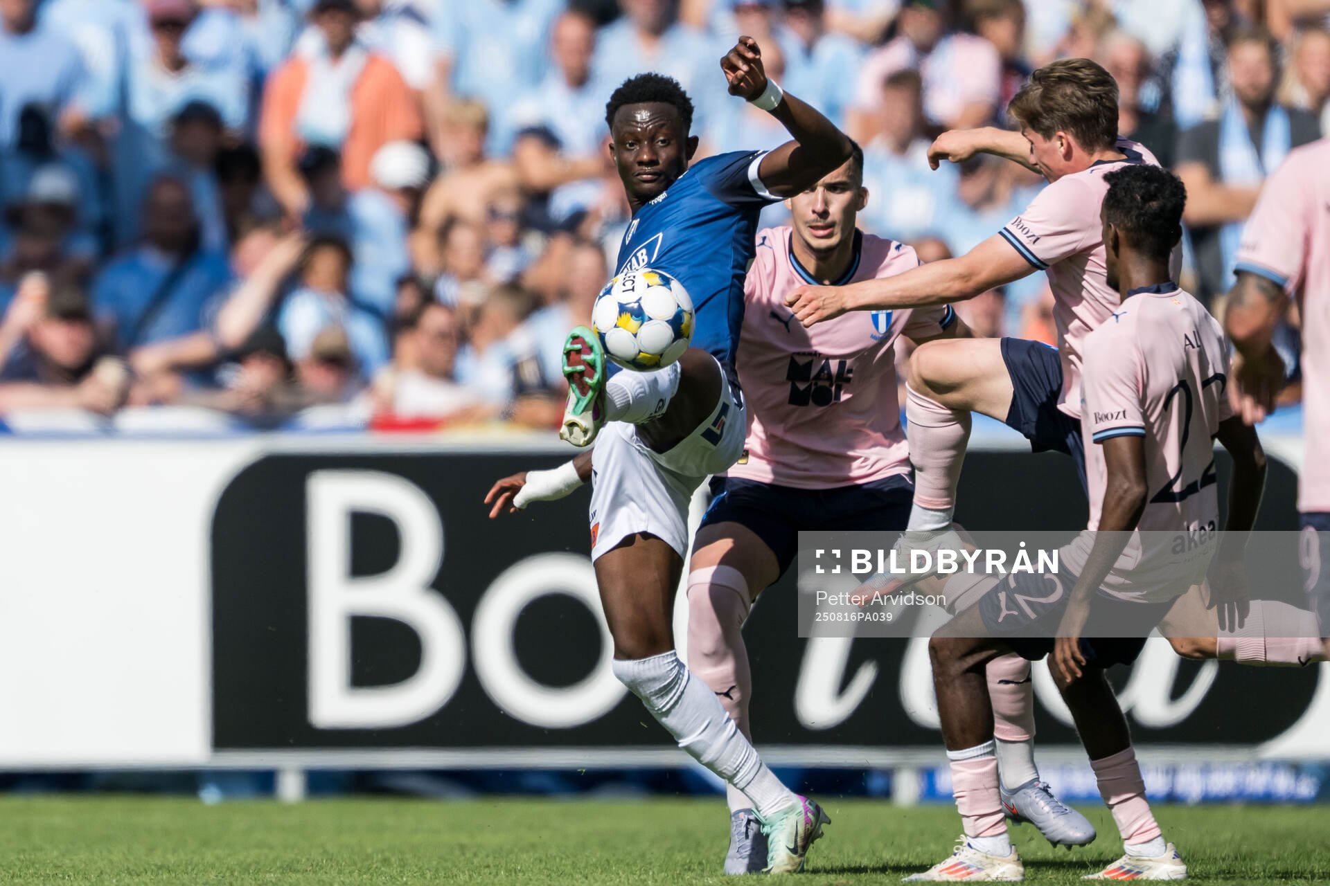 Halmstads Yannick Agnero mot Malmö FFs Andrej Djuric och