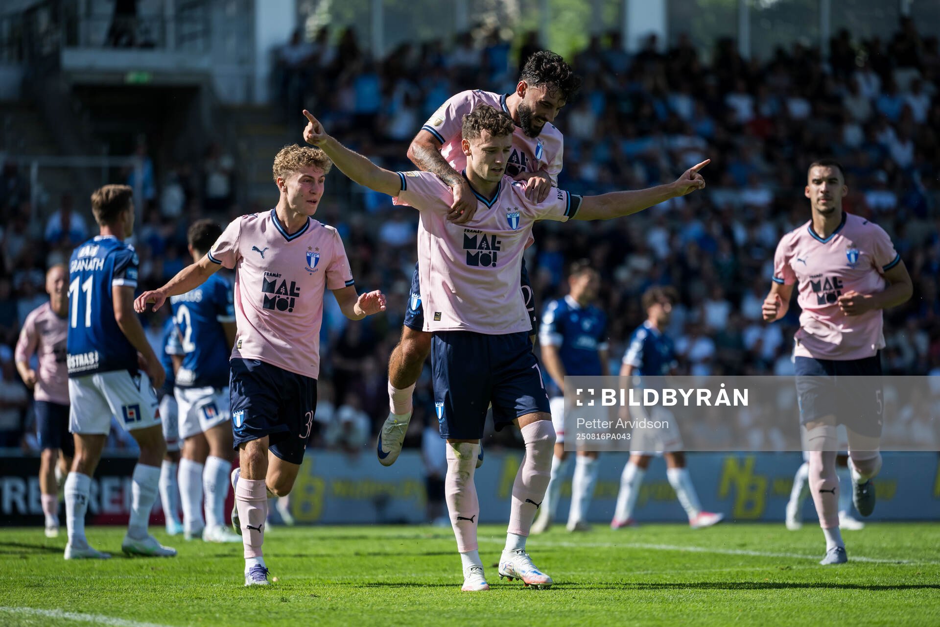 Malmö FFs Colin Rösler jublar med Hugo Bolin och Sead