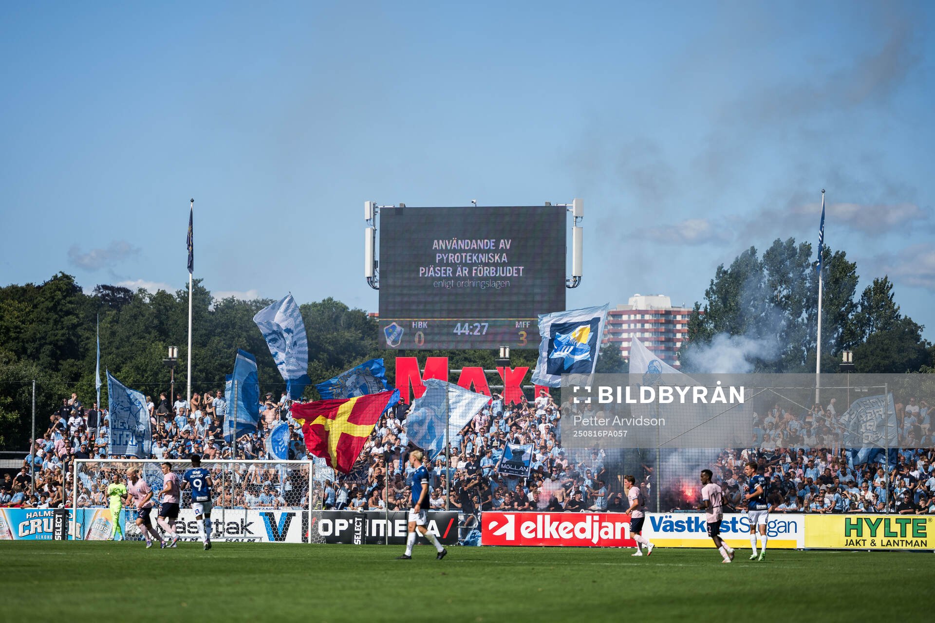 Malmö FFs supportrar med pryoteknik
