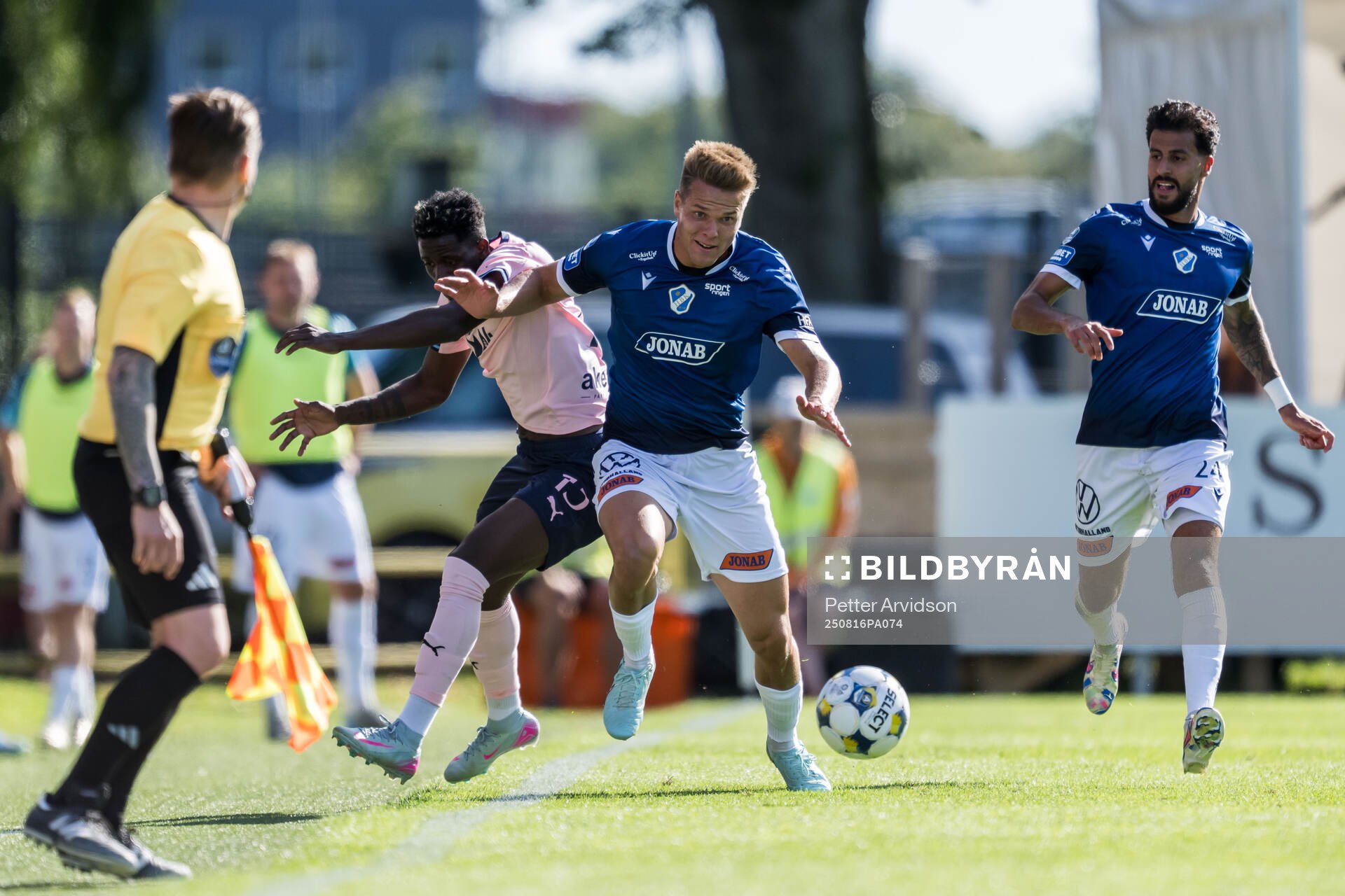 Halmstads Niilo Mäenpää och Malmö FFs Salifou Soumah