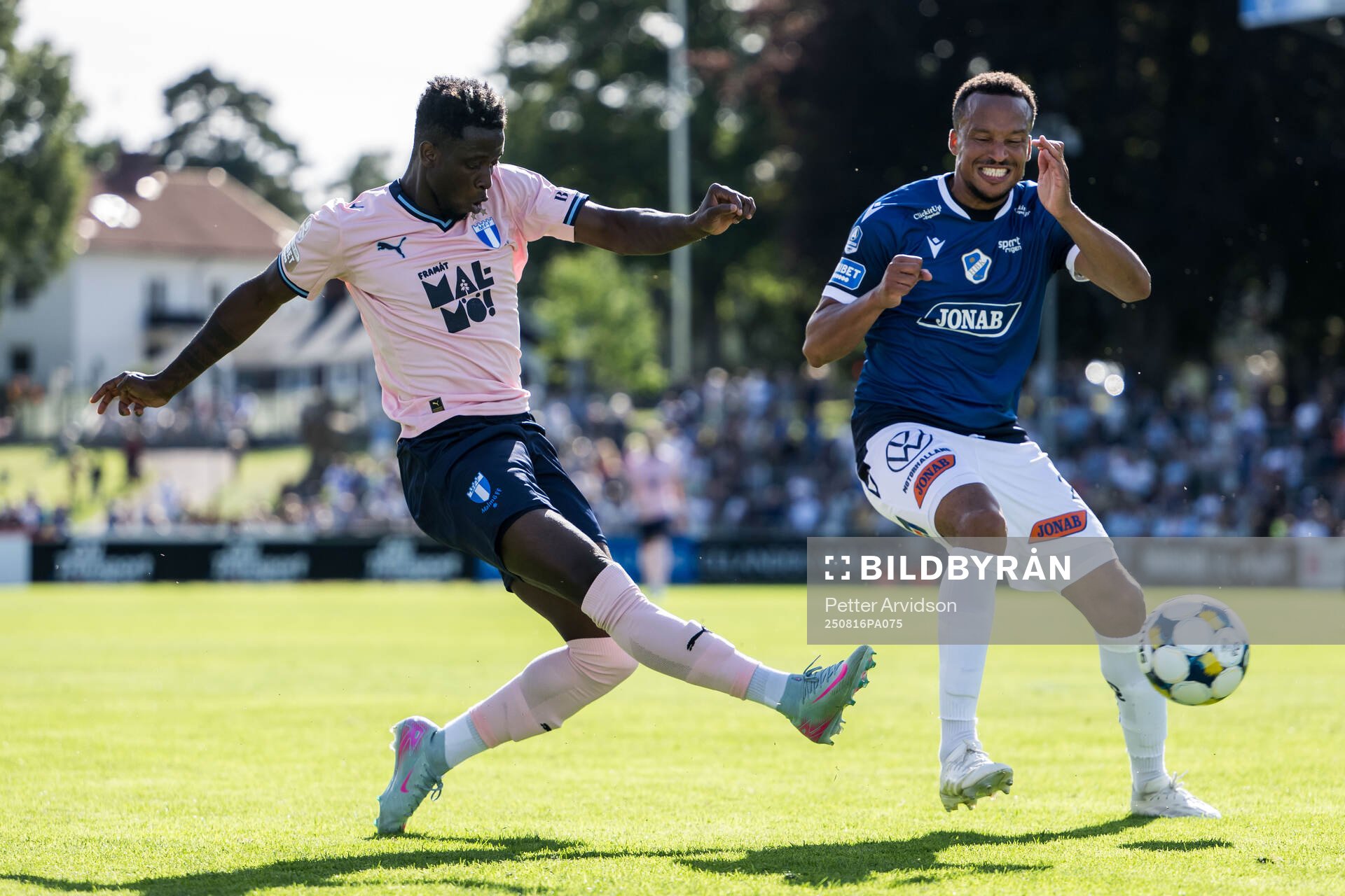 Malmö FFs Salifou Soumah och Halmstads Marcus Olsson