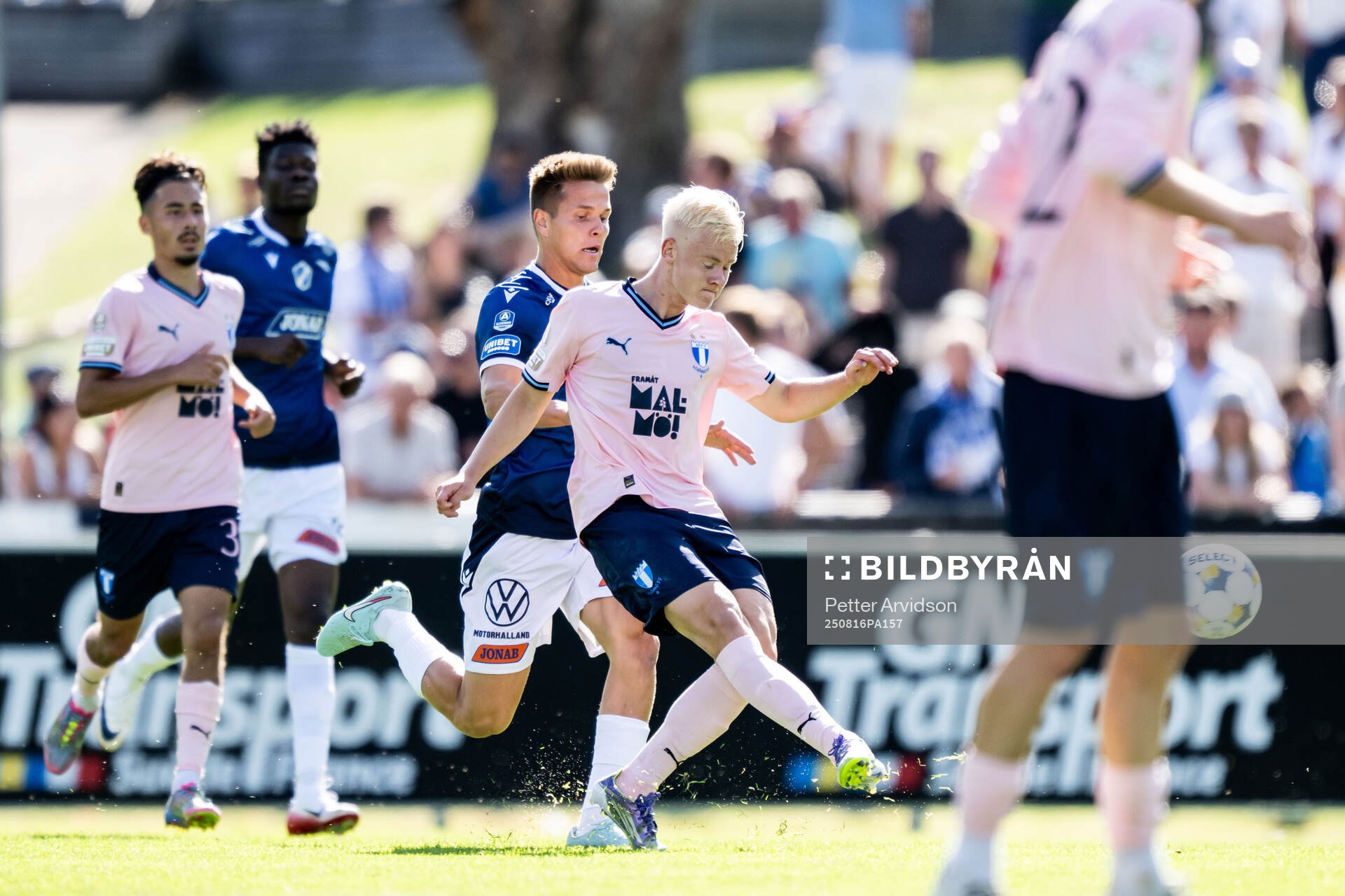 Halmstads Niilo Mäenpää och Malmö FFs Otto Rosengren
