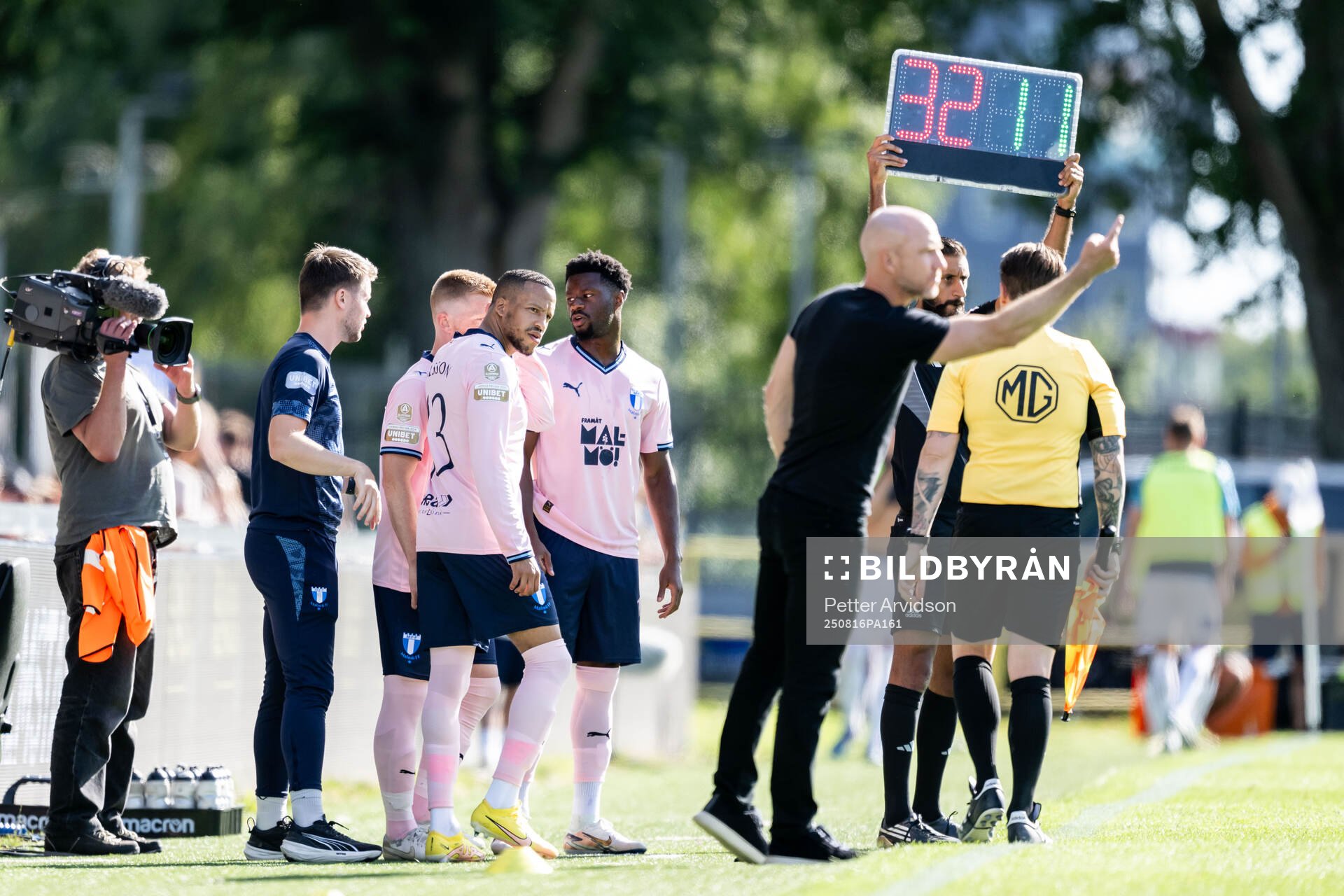 Malmö FFs Martin Olsson och Emmanuel Ekong redo att bytas