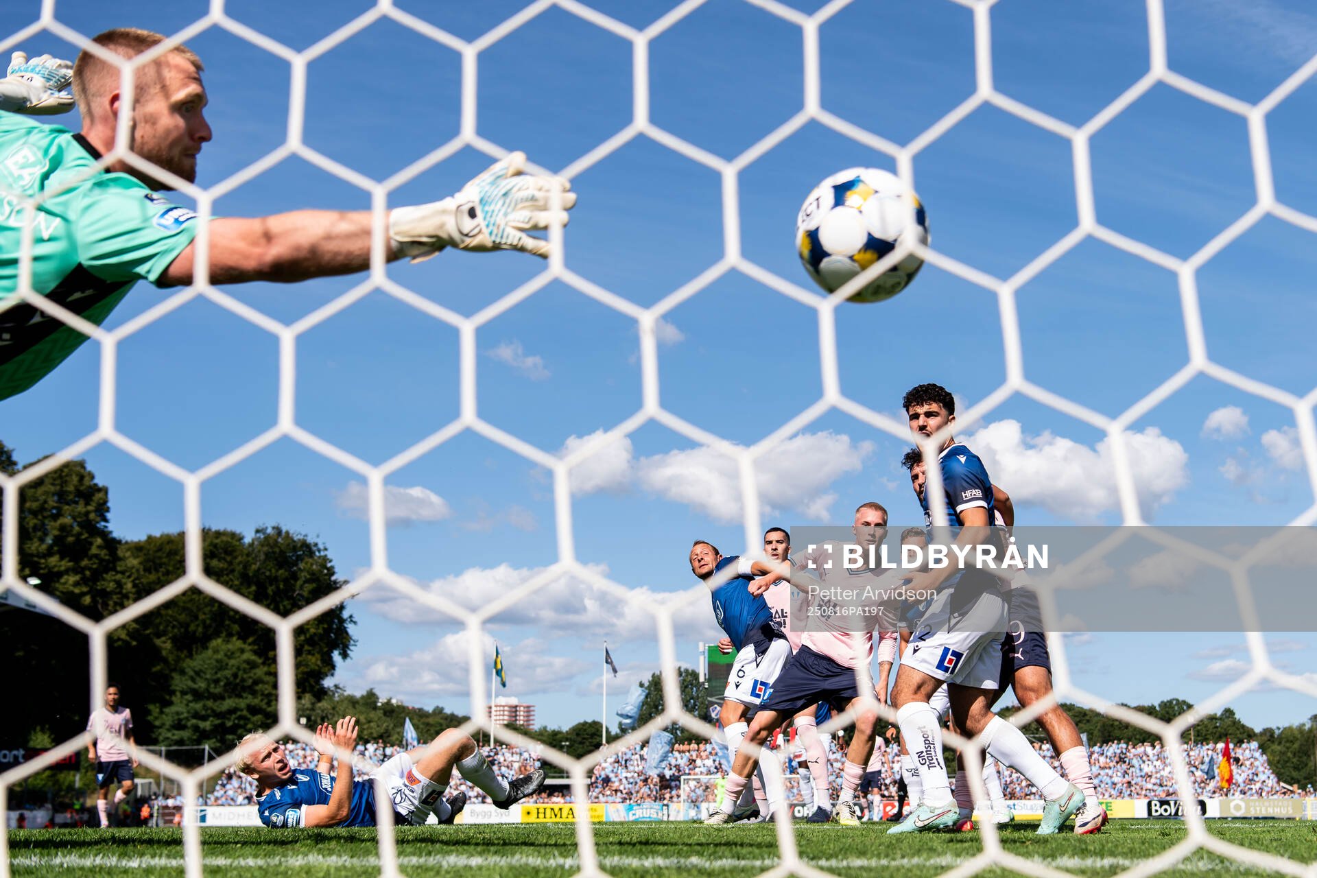Malmö FFs Daniel Gudjohnsen nickar in 0-1 målet bakom