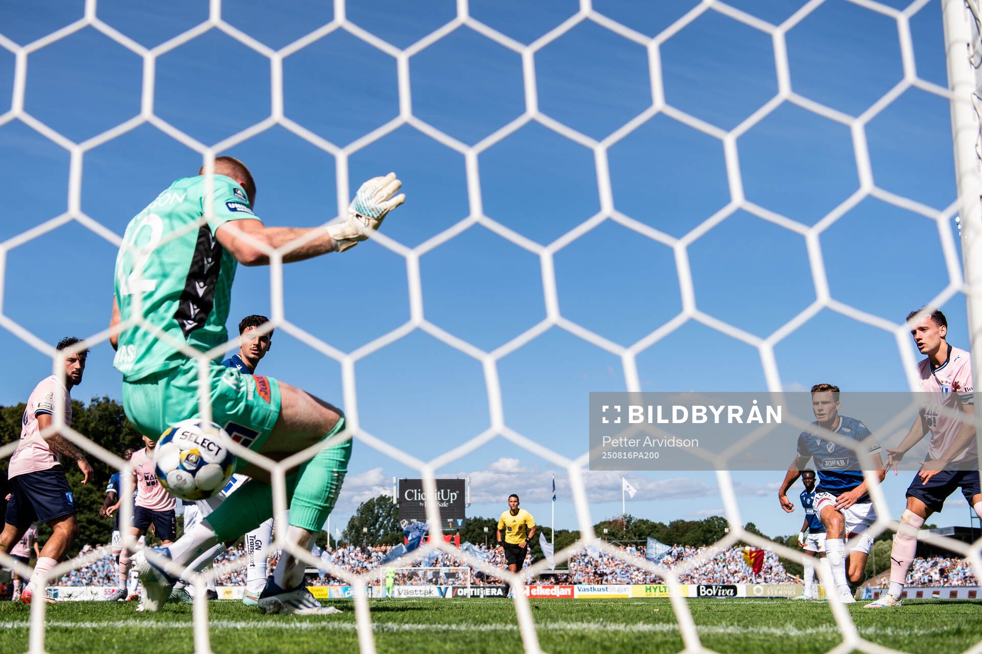 Malmö FFs Colin Rösler gör 0-2 målet bakom Halmstads