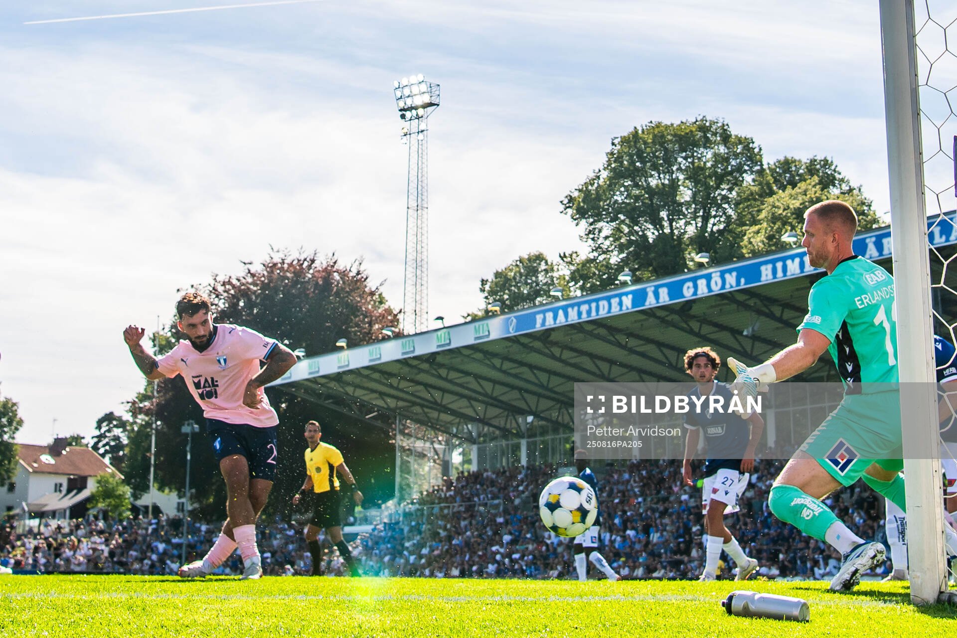 Malmö FFs Sead Haksabanovic skjuter in 0-4 målet bakom