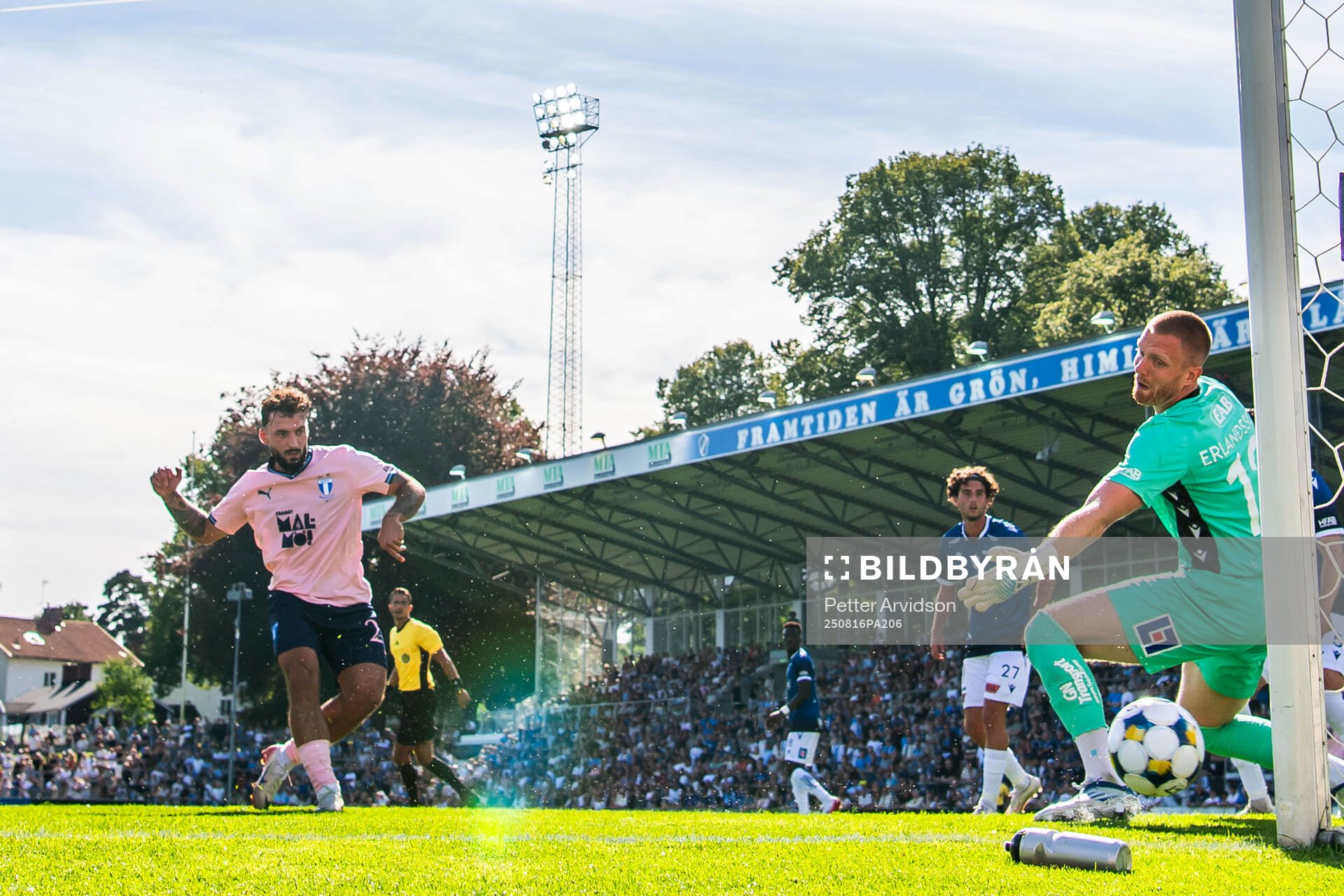 Malmö FFs Sead Haksabanovic skjuter in 0-4 målet bakom