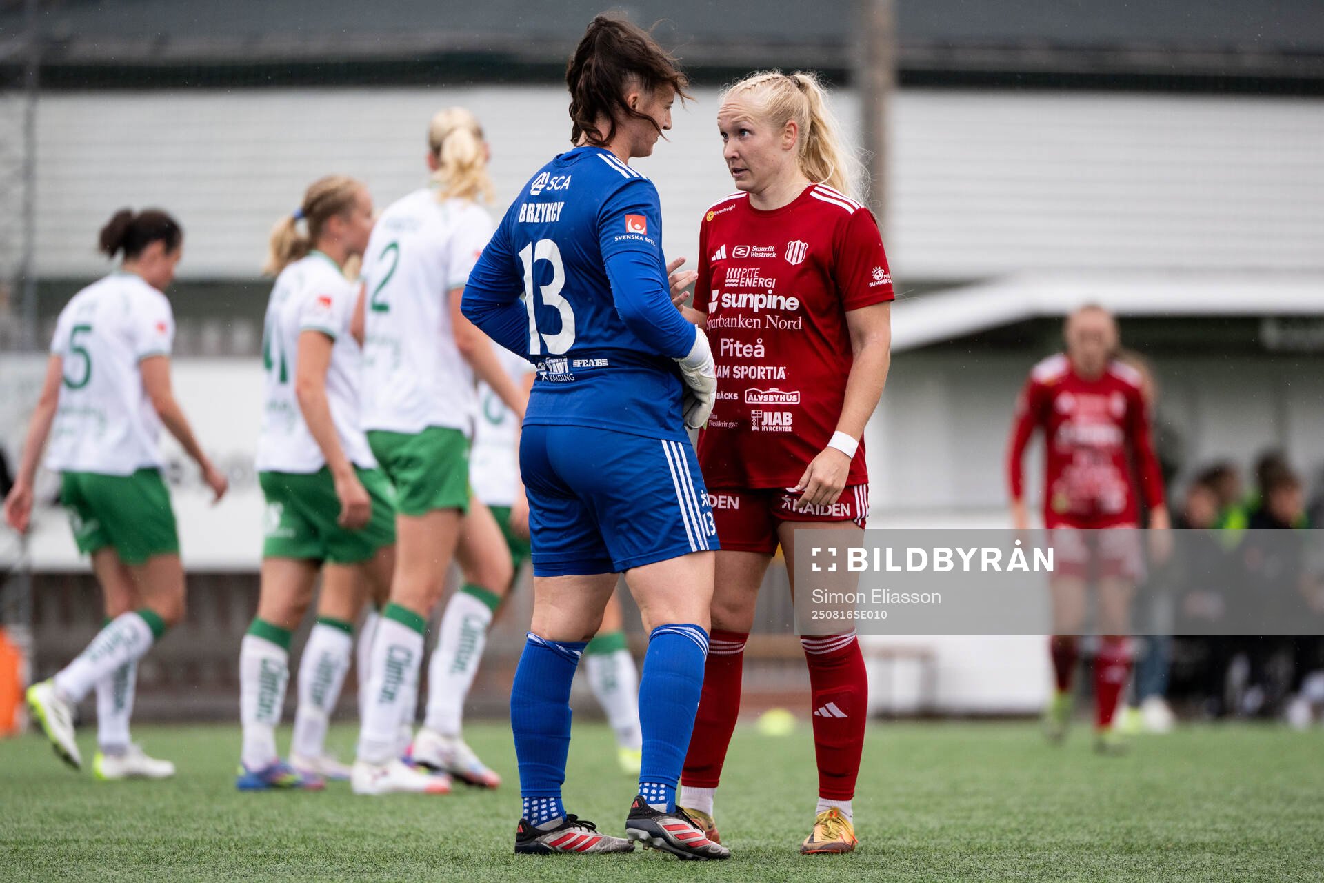 Piteås målvakt Lauren Brzykcy och Maggy Henschler deppar