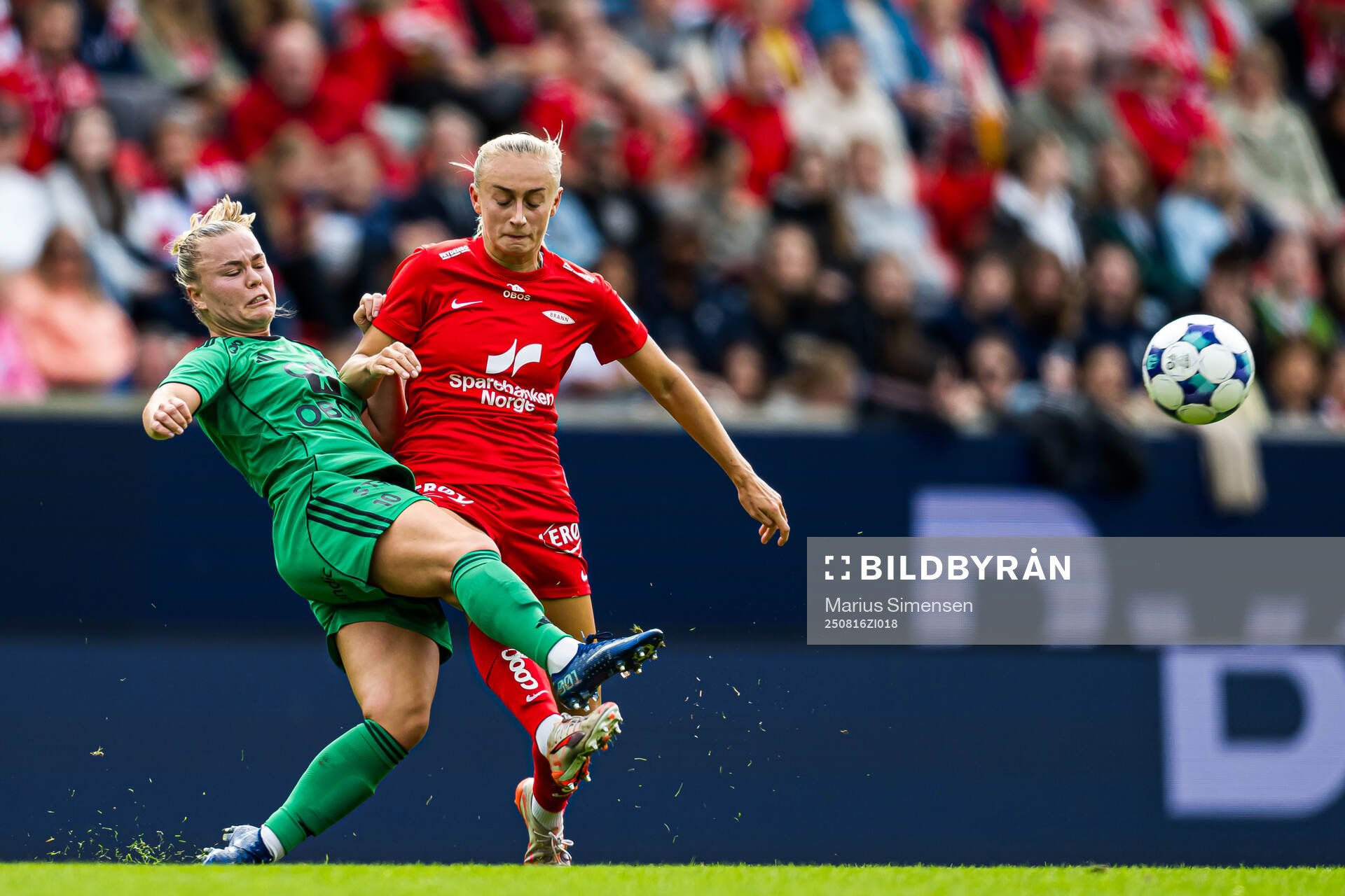 Olaug Tvedten of Vålerenga and Lauren Alison Davidson of
