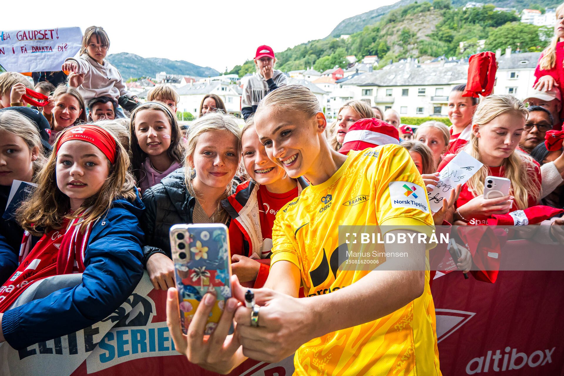 Selma Panengstuen of Brann taking a selfie with a fan