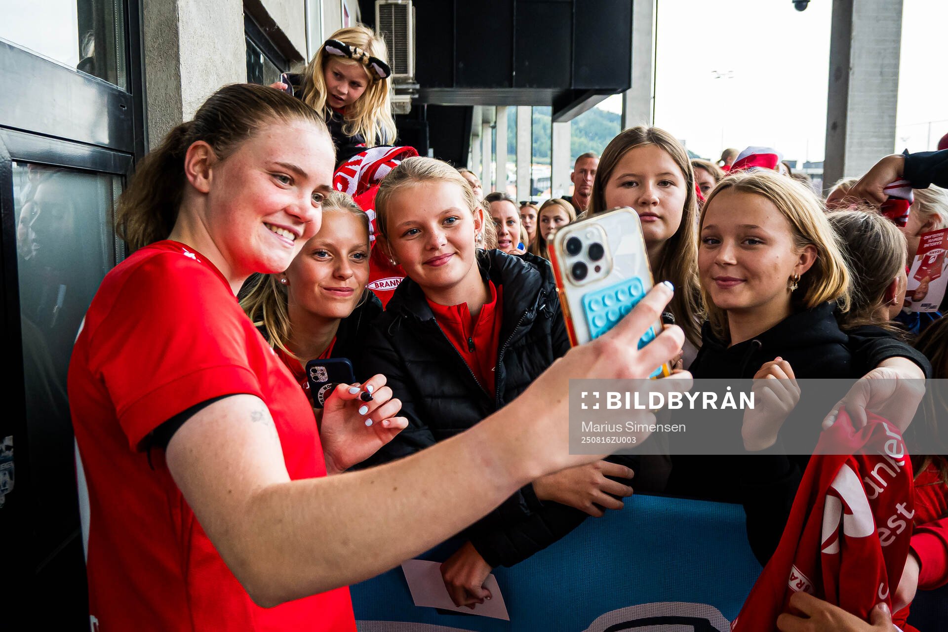 Signe Gaupset of Brann taking a selfie with a fan