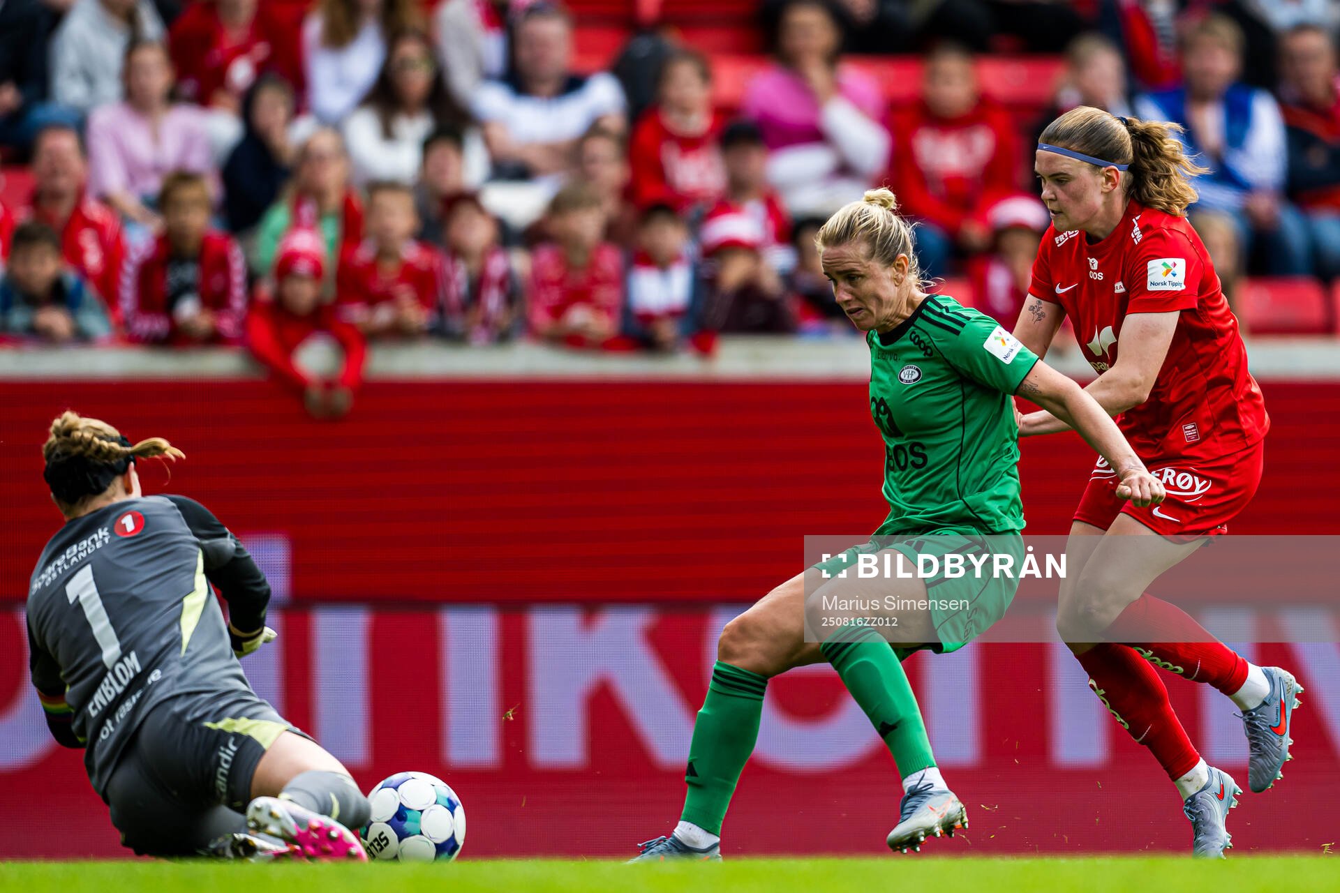 Elise Hove Thorsnes of Vålerenga and Signe Gaupset of Brann