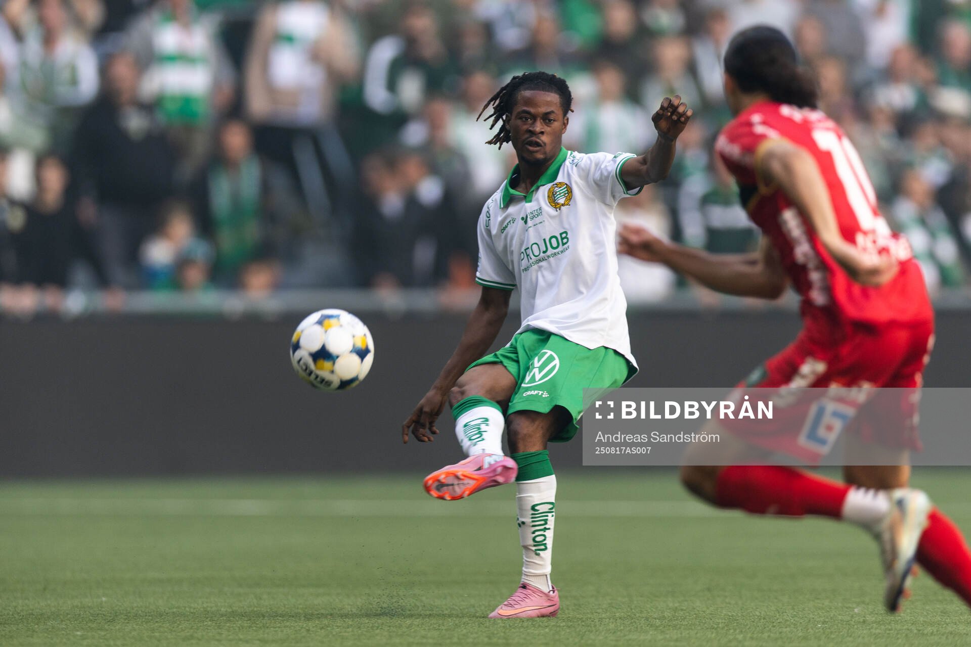 Hammarbys Frank Junior Adjei nder fotbollsmatchen i