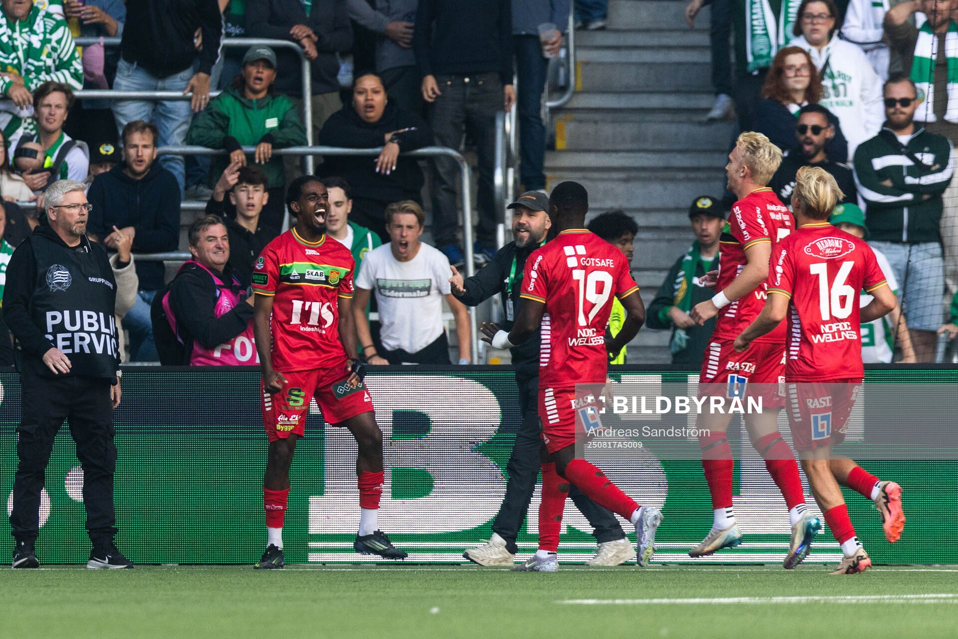 GAIS Harun Ibrahim jublar med lagkamrater
