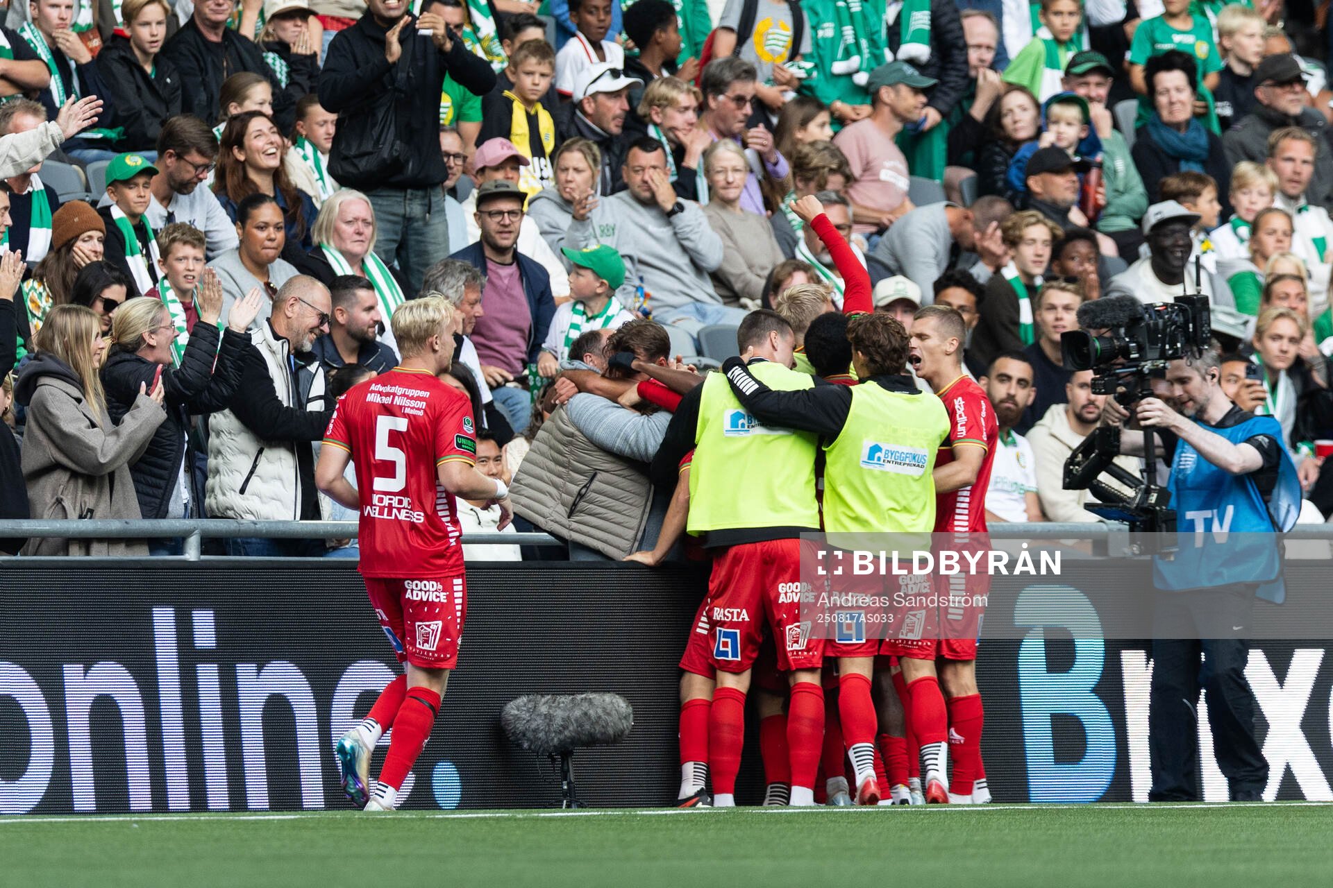 GAIS Edvin Becirovic jublar med lagkamrater
