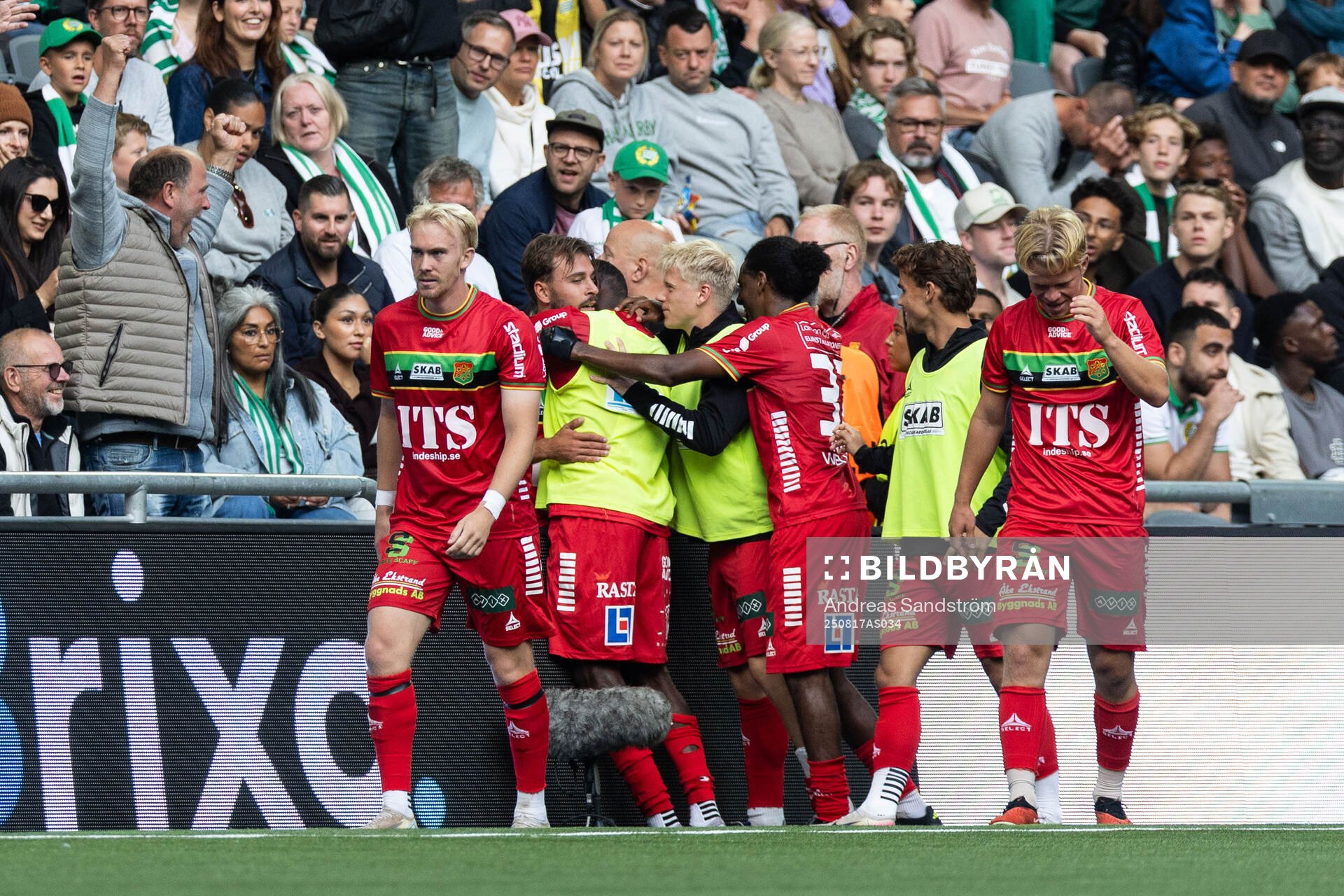 GAIS Edvin Becirovic jublar med lagkamrater