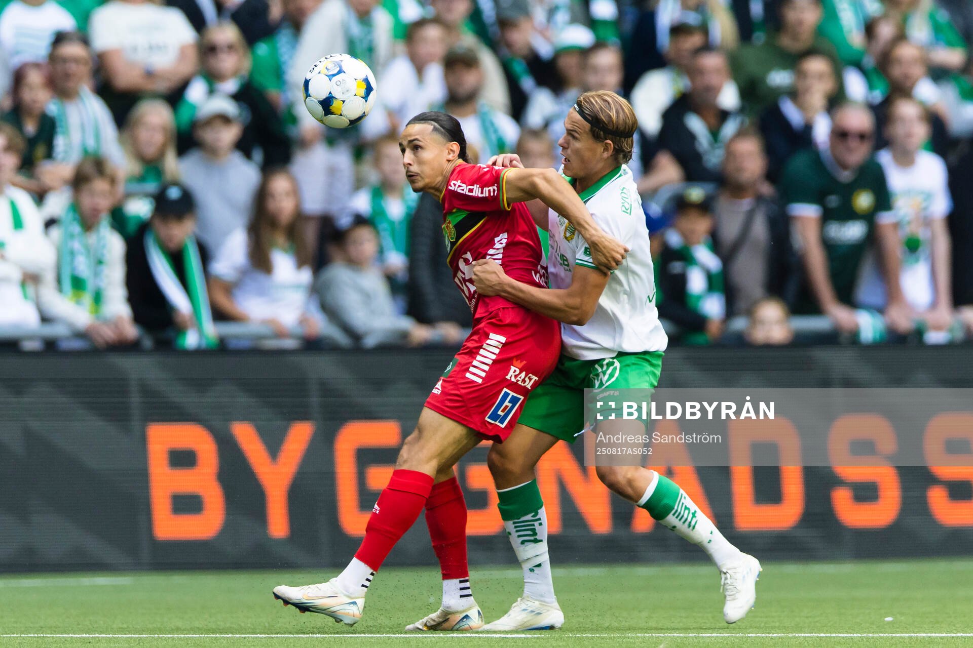 GAIS Amin Boudri i kamp om bollen med Hammarbys Markus