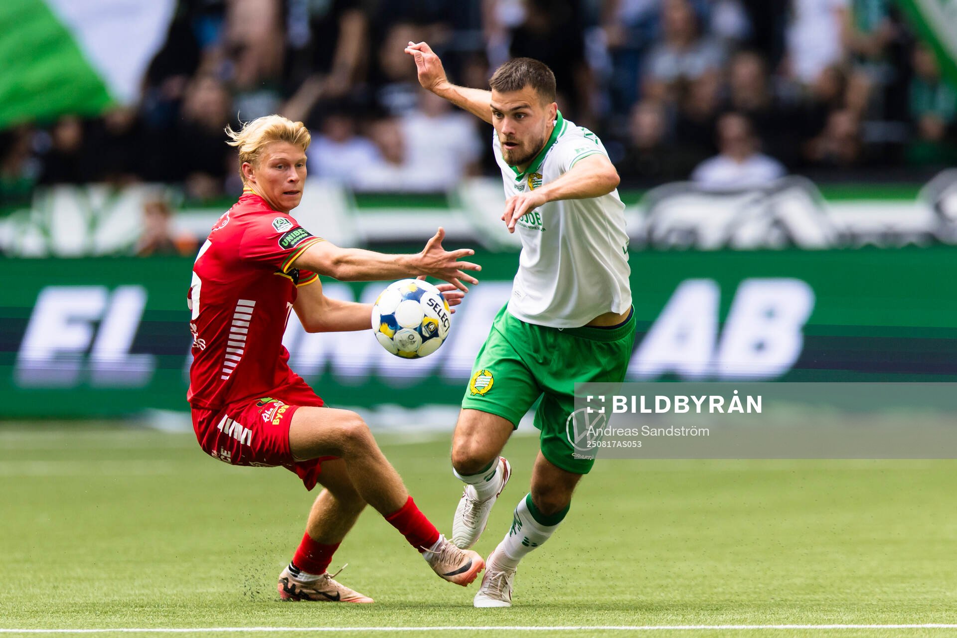 Hammarbys Pavle Vagic i kamp om bollen med GAIS Rasmus