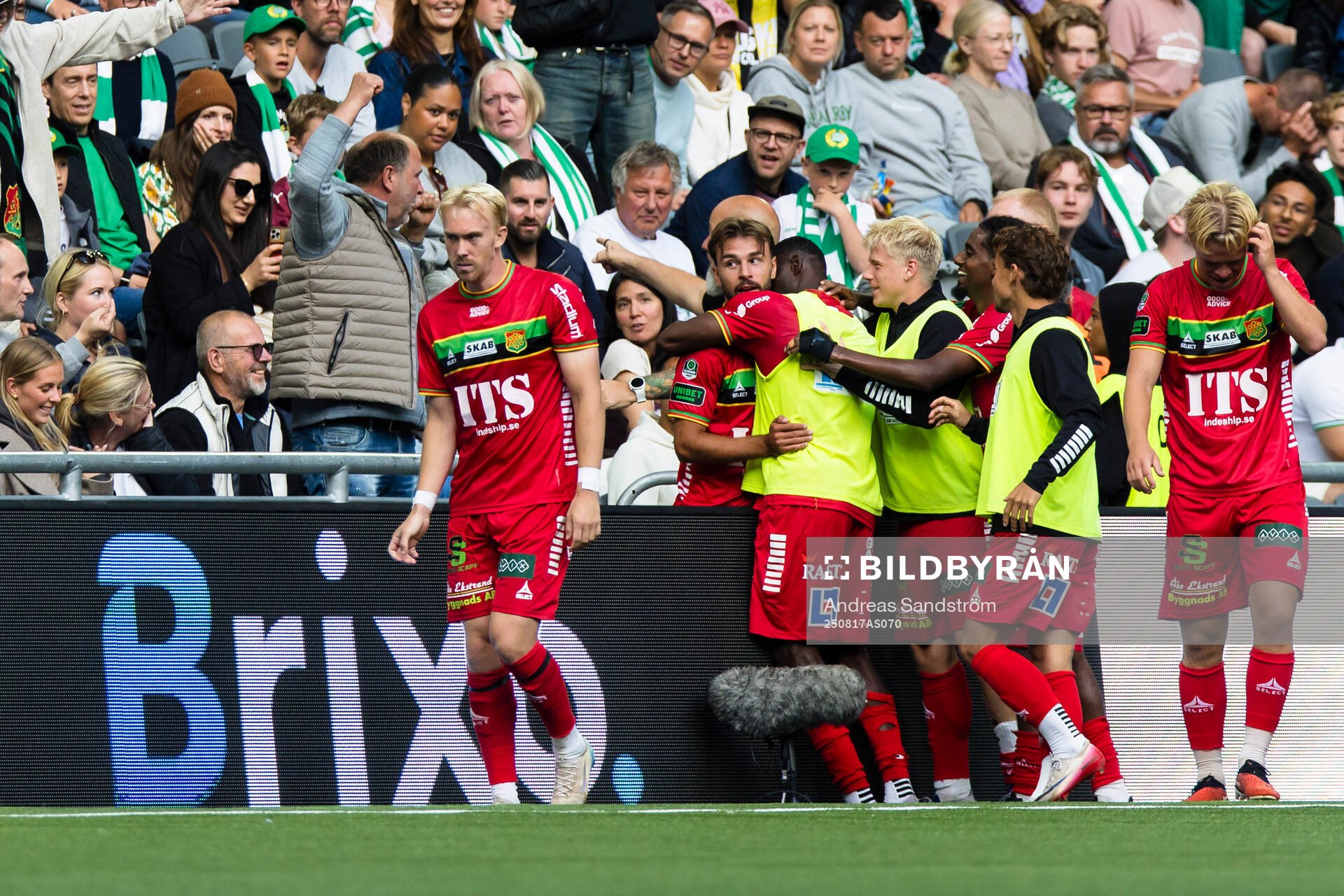 a vänster) gör 1-2 och  jublar med lagkamrater