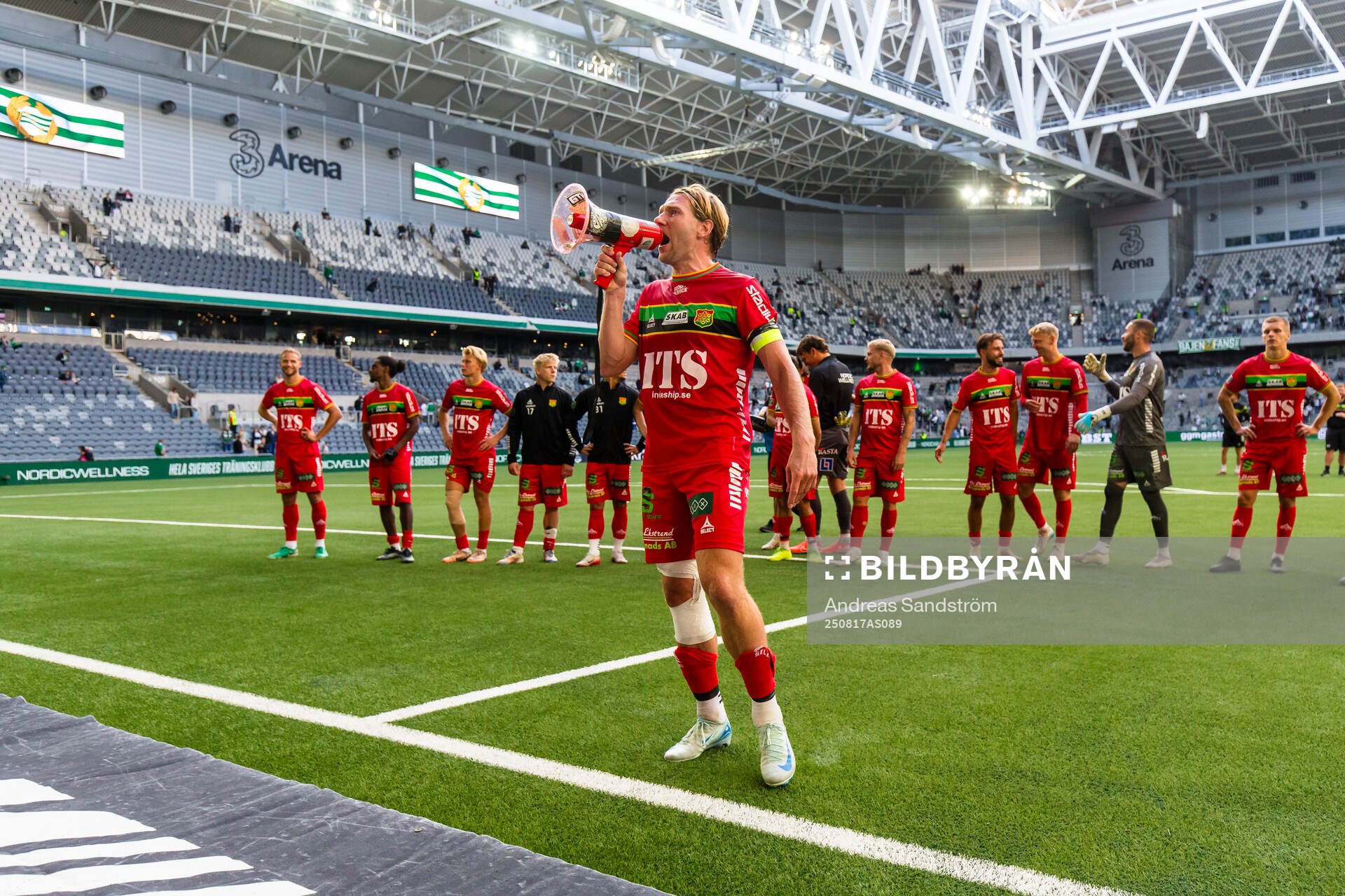 GAIS August Wängberg jublar med spelarna