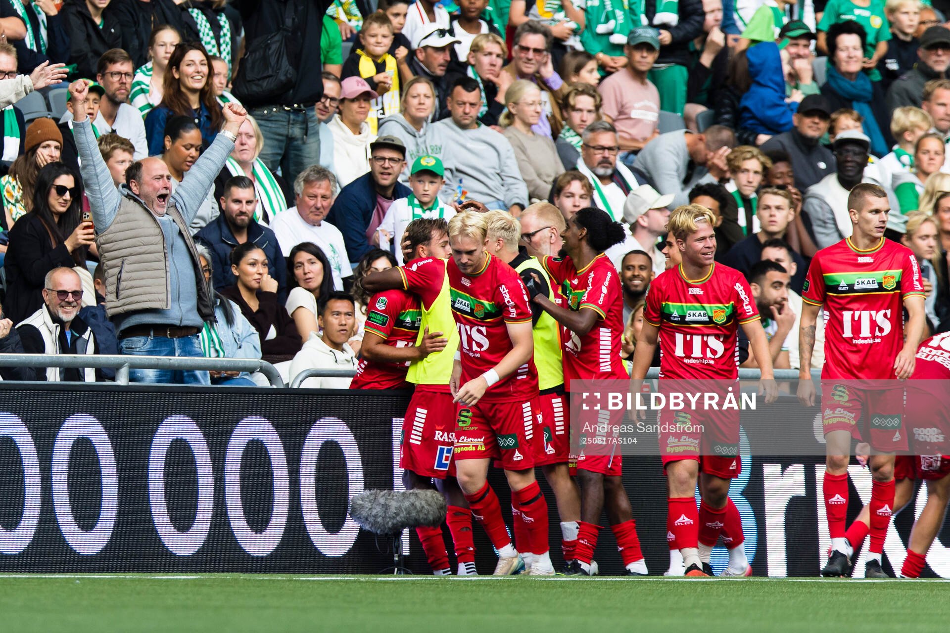 GAIS Edvin Becirovic gör 1-2 och gratuleras av lagkamrater
