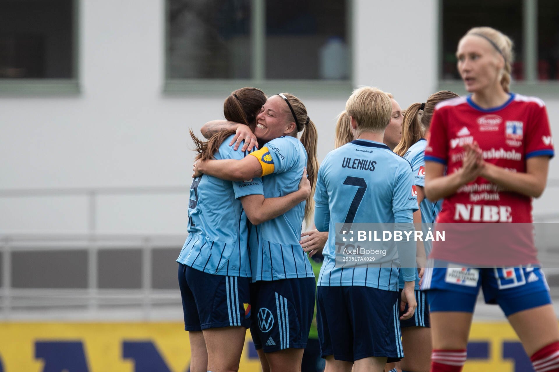 Djurgårdens Pauline Hammarlund och Therese Åsland jublar