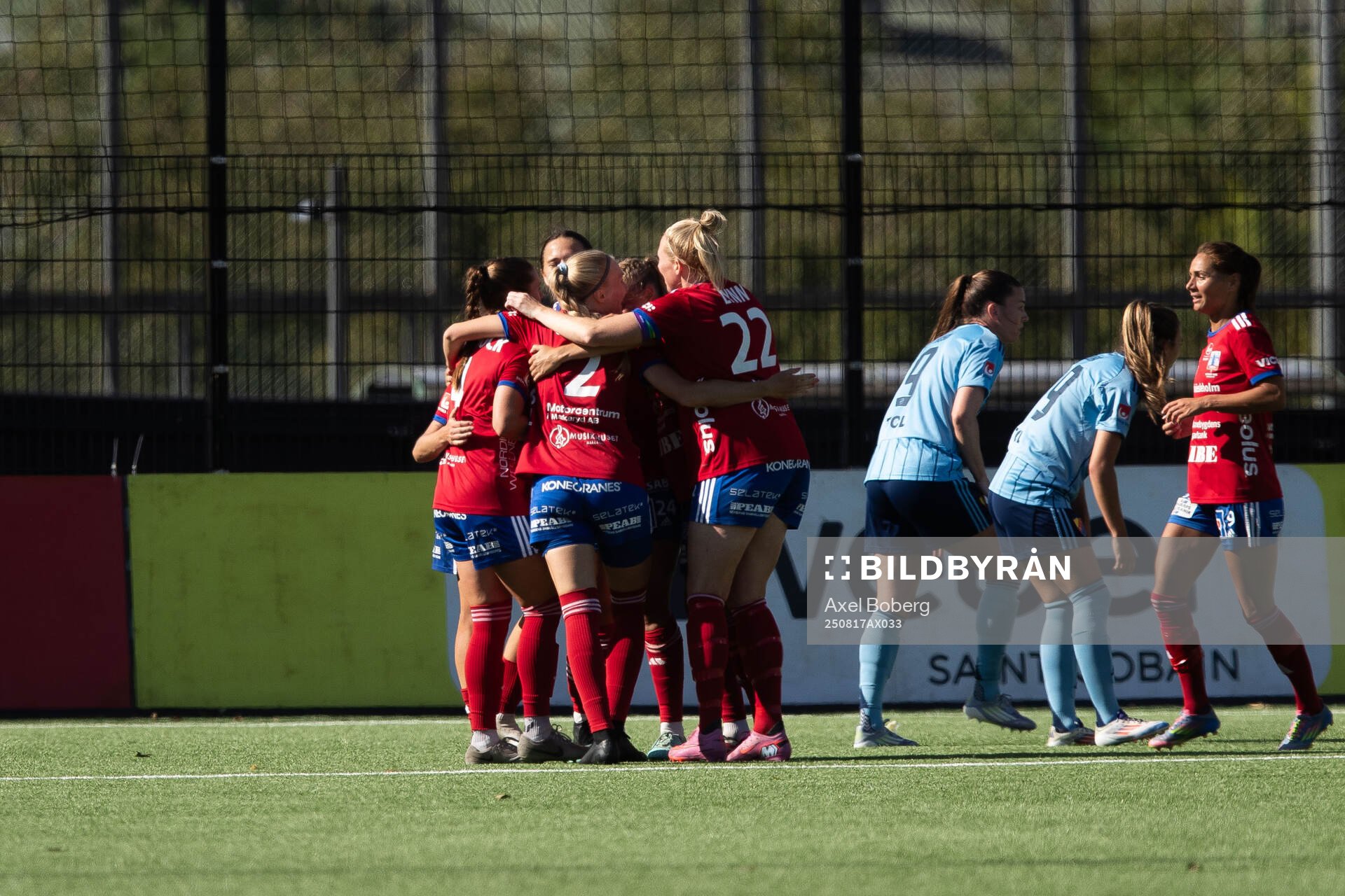 Vittsjös Daniela Galic jublar med lagkamrater