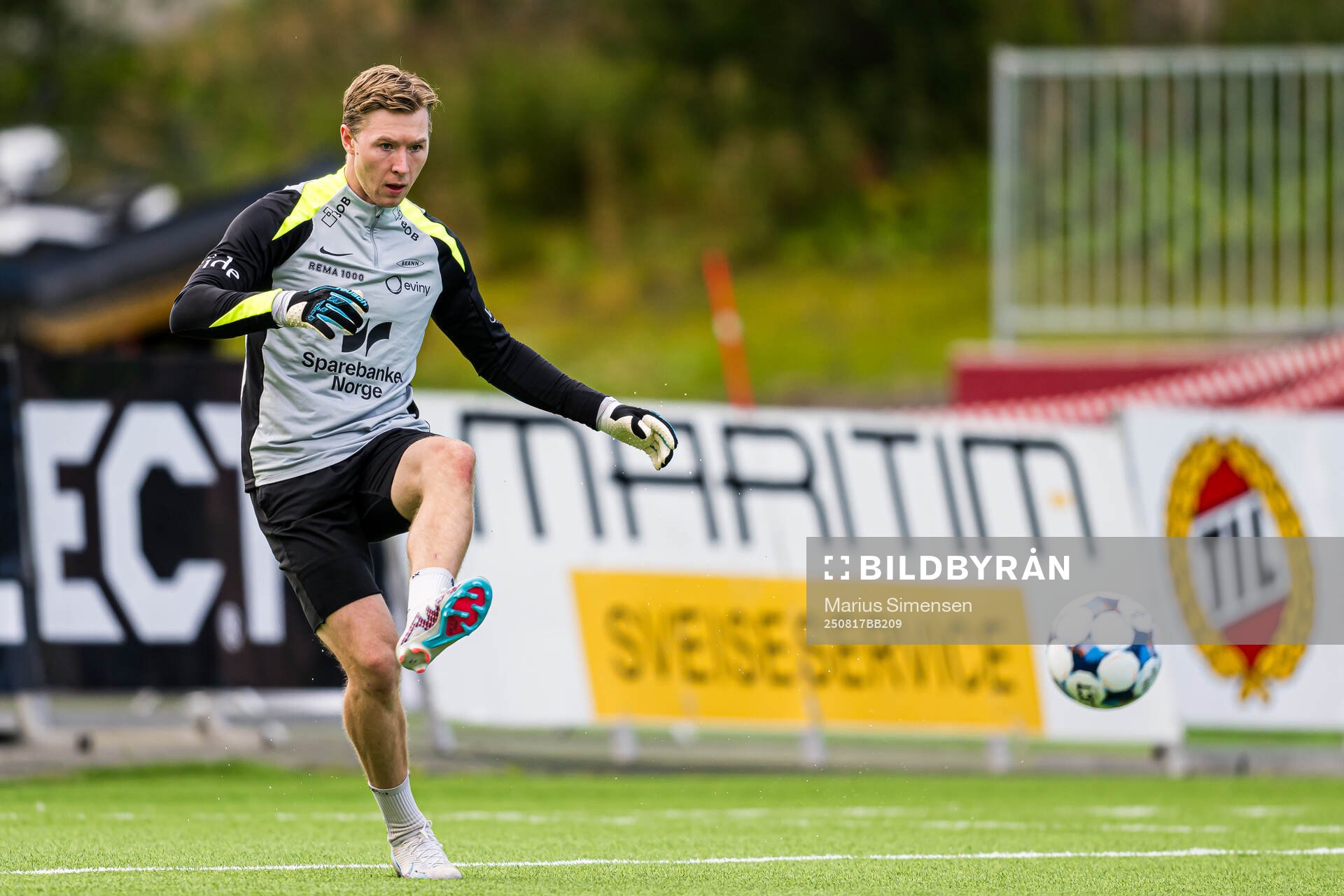 Mathias Dyngeland of Brann warms up