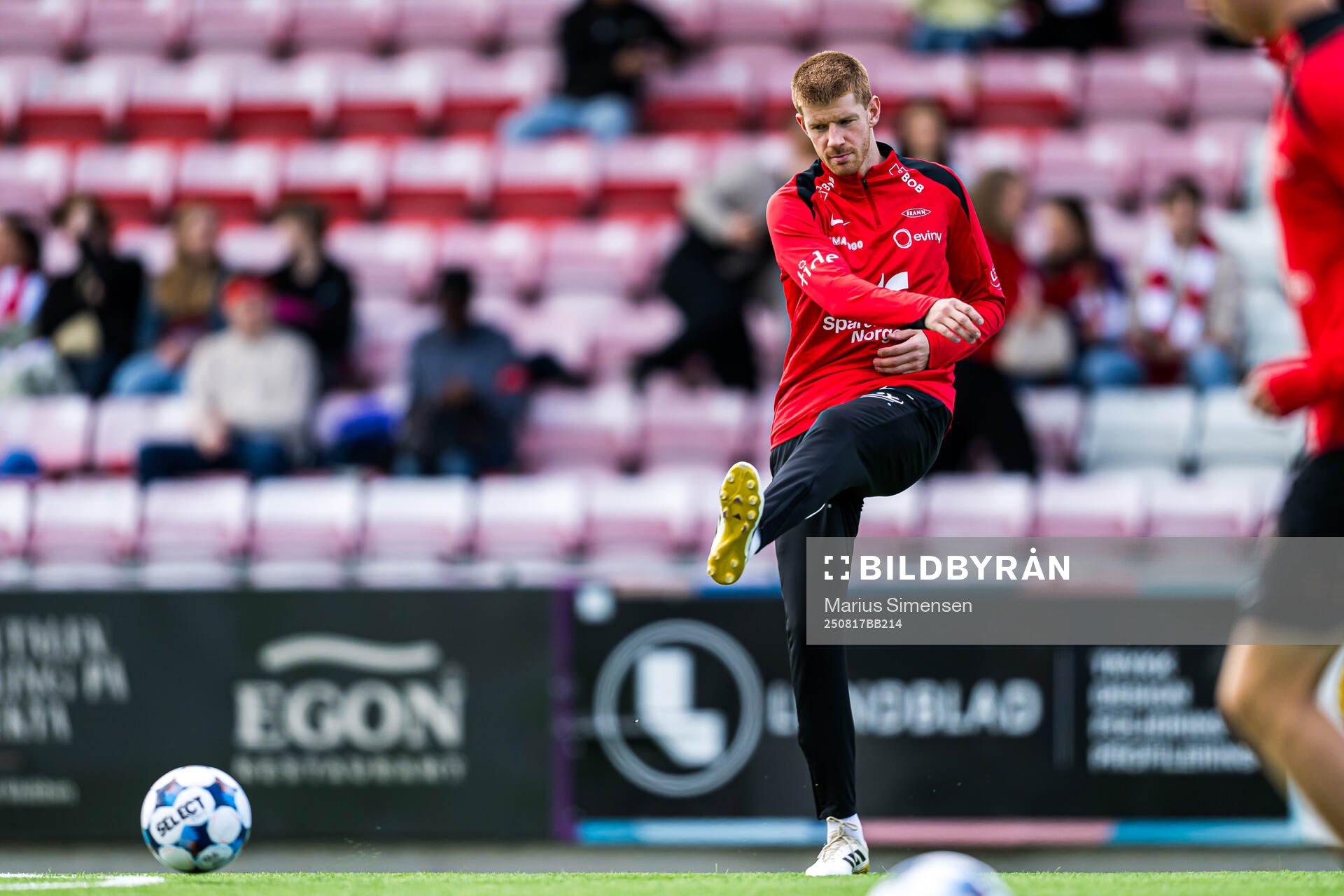 Thore Pedersen of Brann warms up