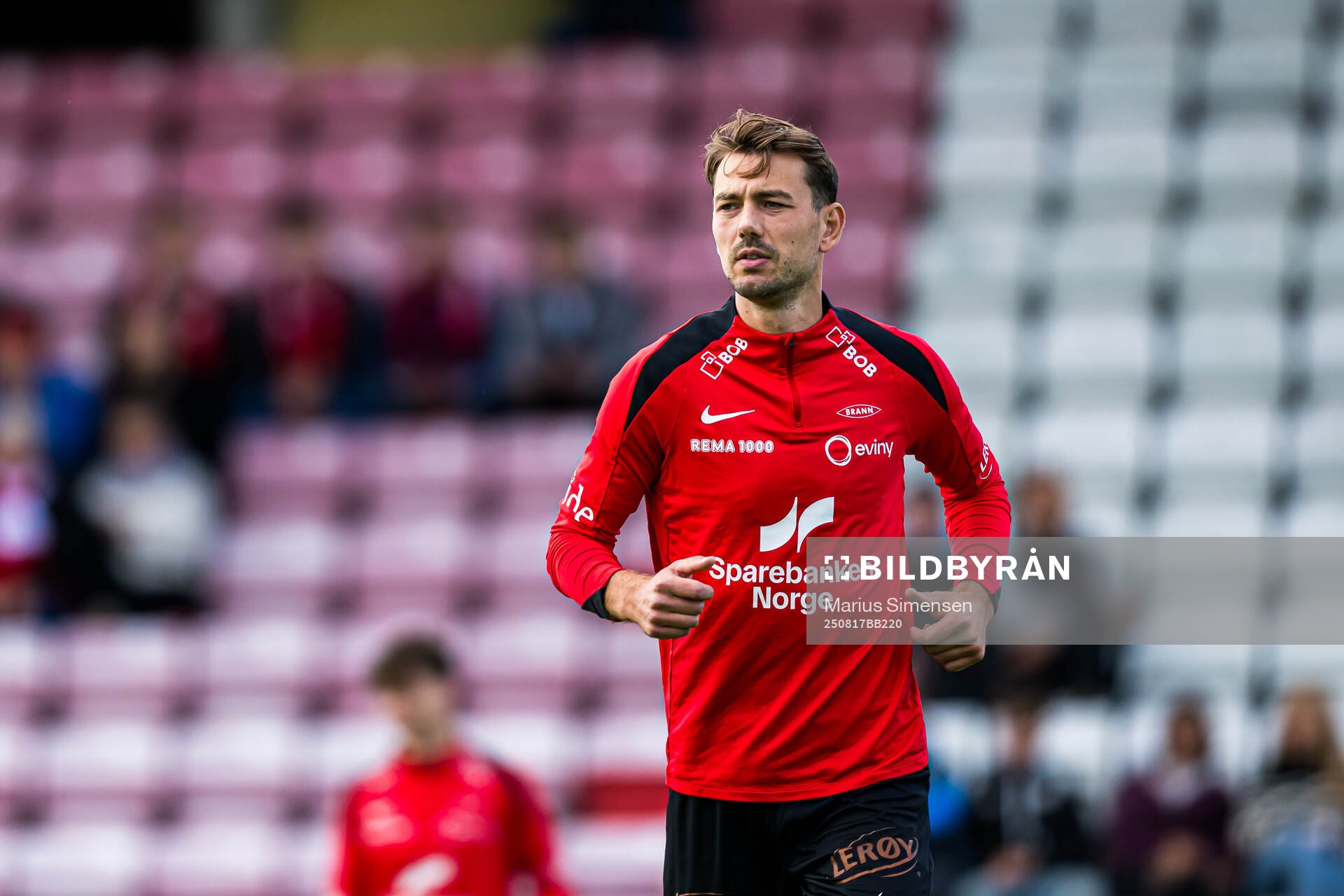 Fredrik Pallesen Knudsen of Brann warms up